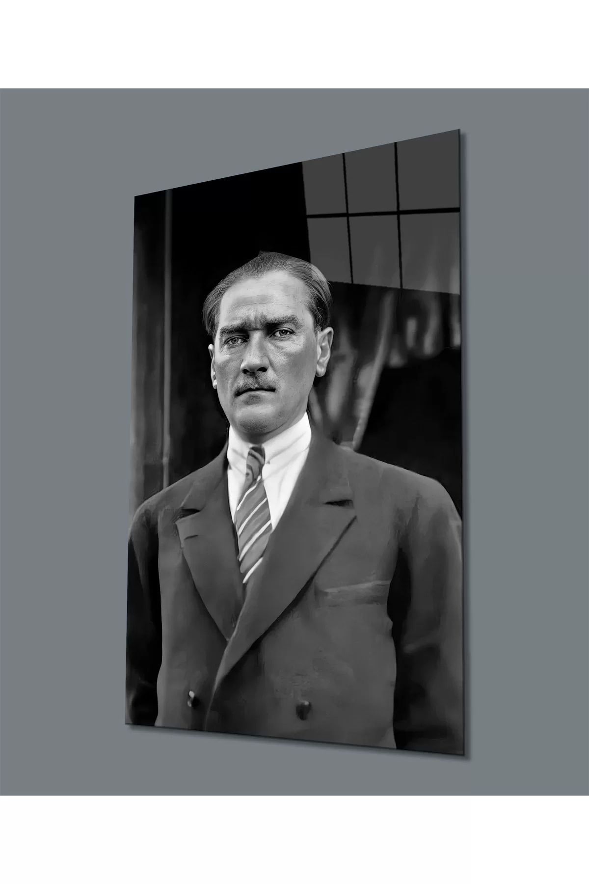 ÖYKÜ VE YİĞİT Siyah Beyaz Takım Elbiseli Atatürk Cam Tablo, Uv Baskılı Ve Temperli, Hediyelik