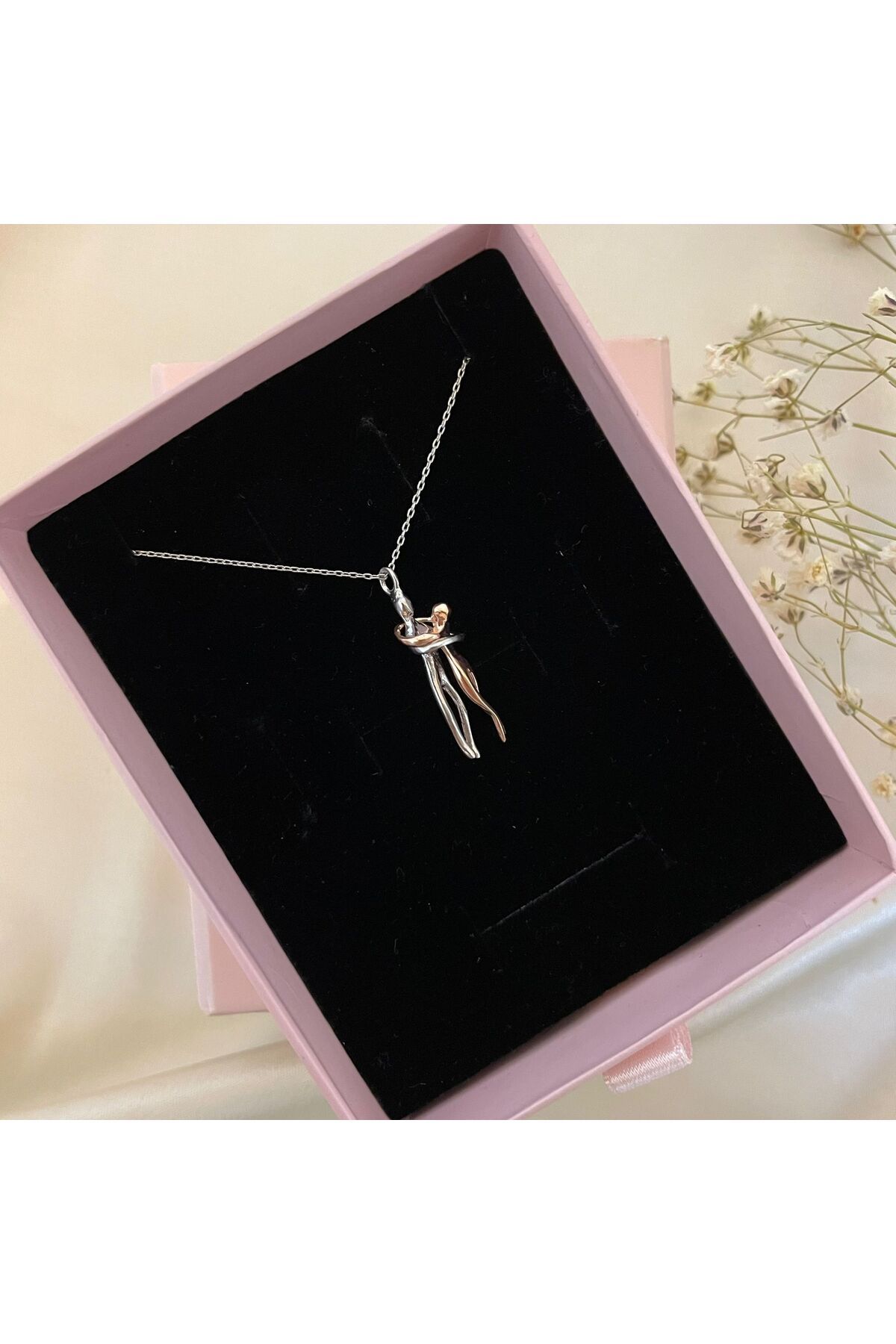 Lovera Jewellery 925 Ayar Gümüş Birbirine Sarılan Çift Sevgili Kolye | Kadın Sevgiliye Hediye Takı Modeli