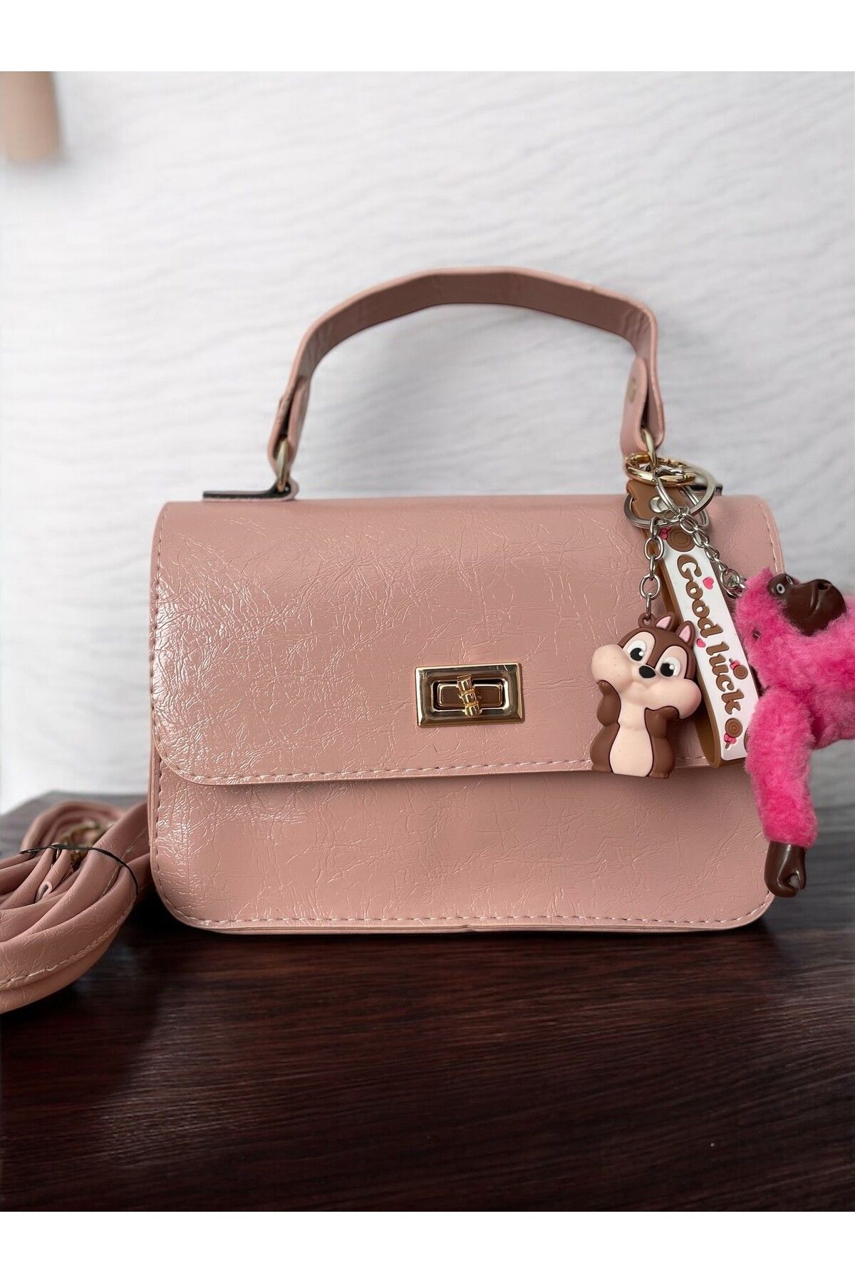 MODA LİMONBAGG PUDRA KÜÇÜK BOY KİLİT DETAYLI CHARMLI ANAHTARLIKLI OMUZ ASKILI KOL VE EL ÇANTASI