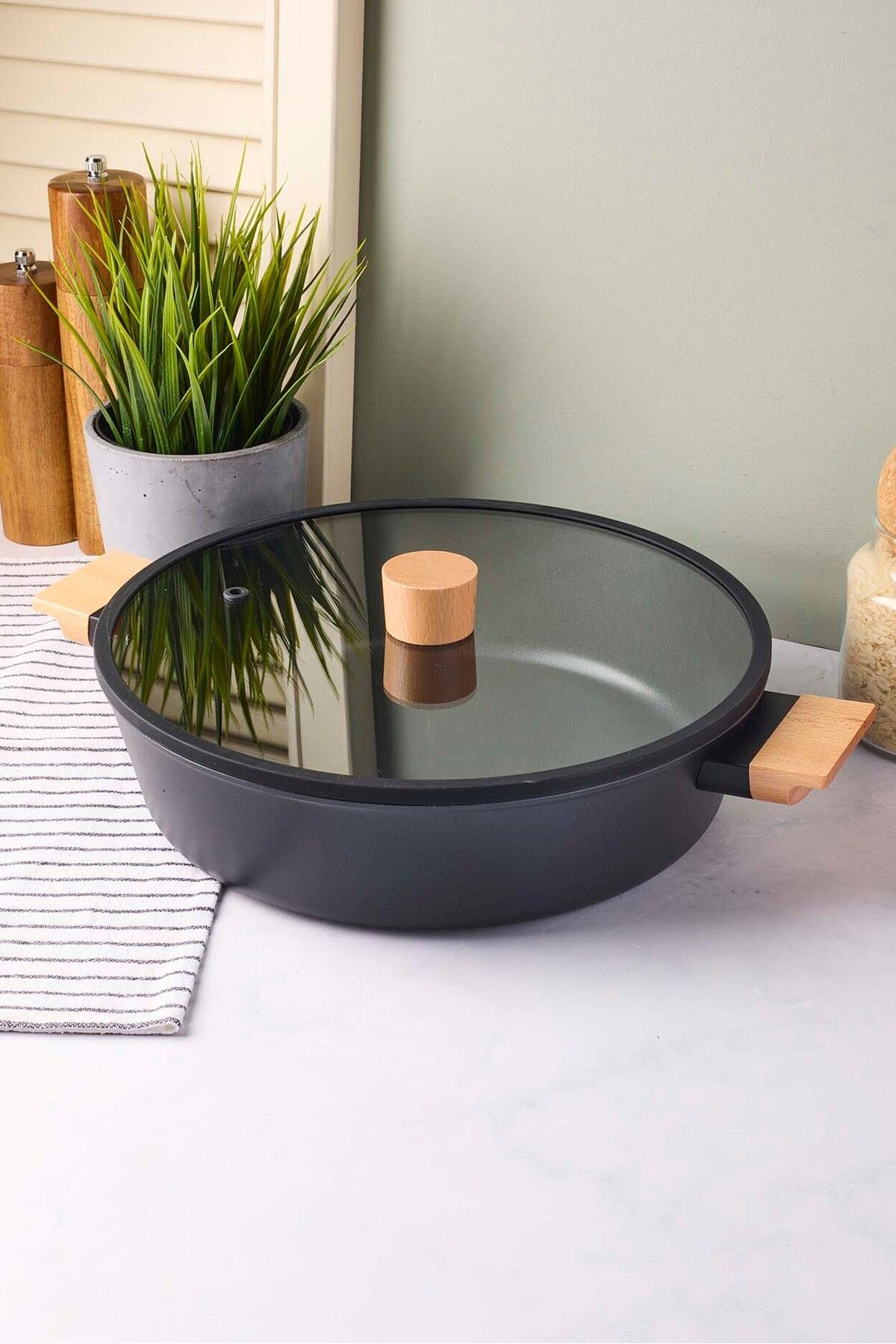 Perotti CookWood Black İndüksiyon Tabanlı Ahşap Kulplu Kapaklı Seramik Basık Tencere 28 cm
