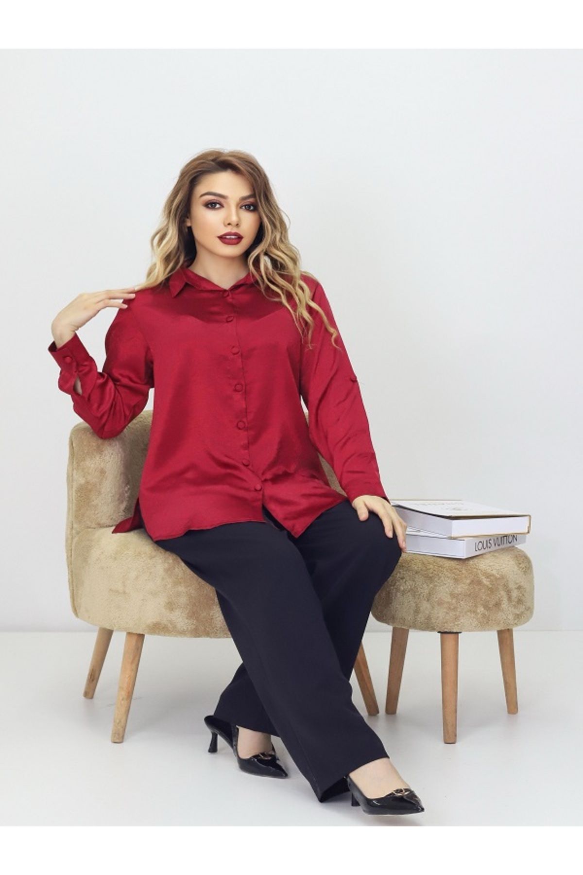 MODA KRAŞLI SATEN KUMAŞ KOL KATLAMALI YAN YIRTMAÇLI GÖMLEK