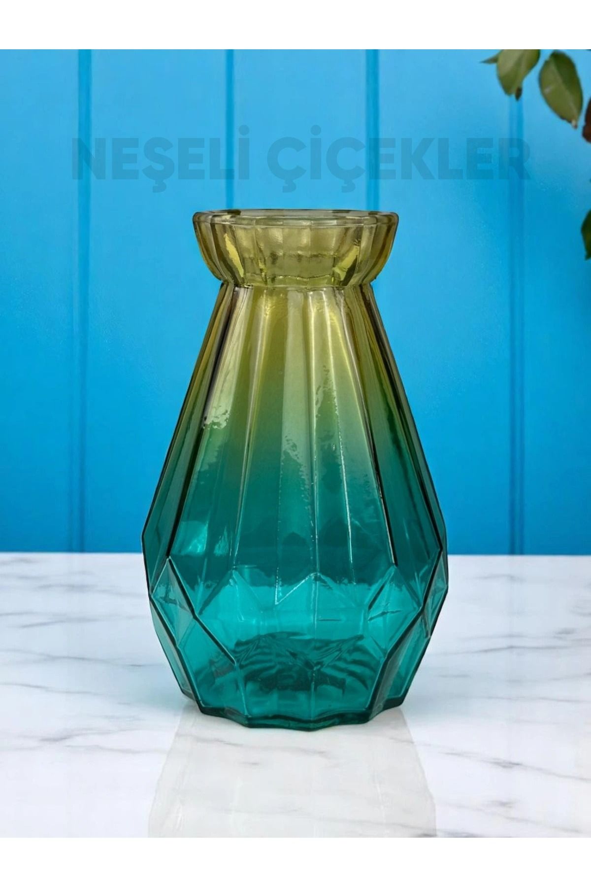 NEŞELİ ÇİÇEKLER Dekoratif Renkli Cam Vazo Modern Tasarım Masa Süsü 10X15 cm