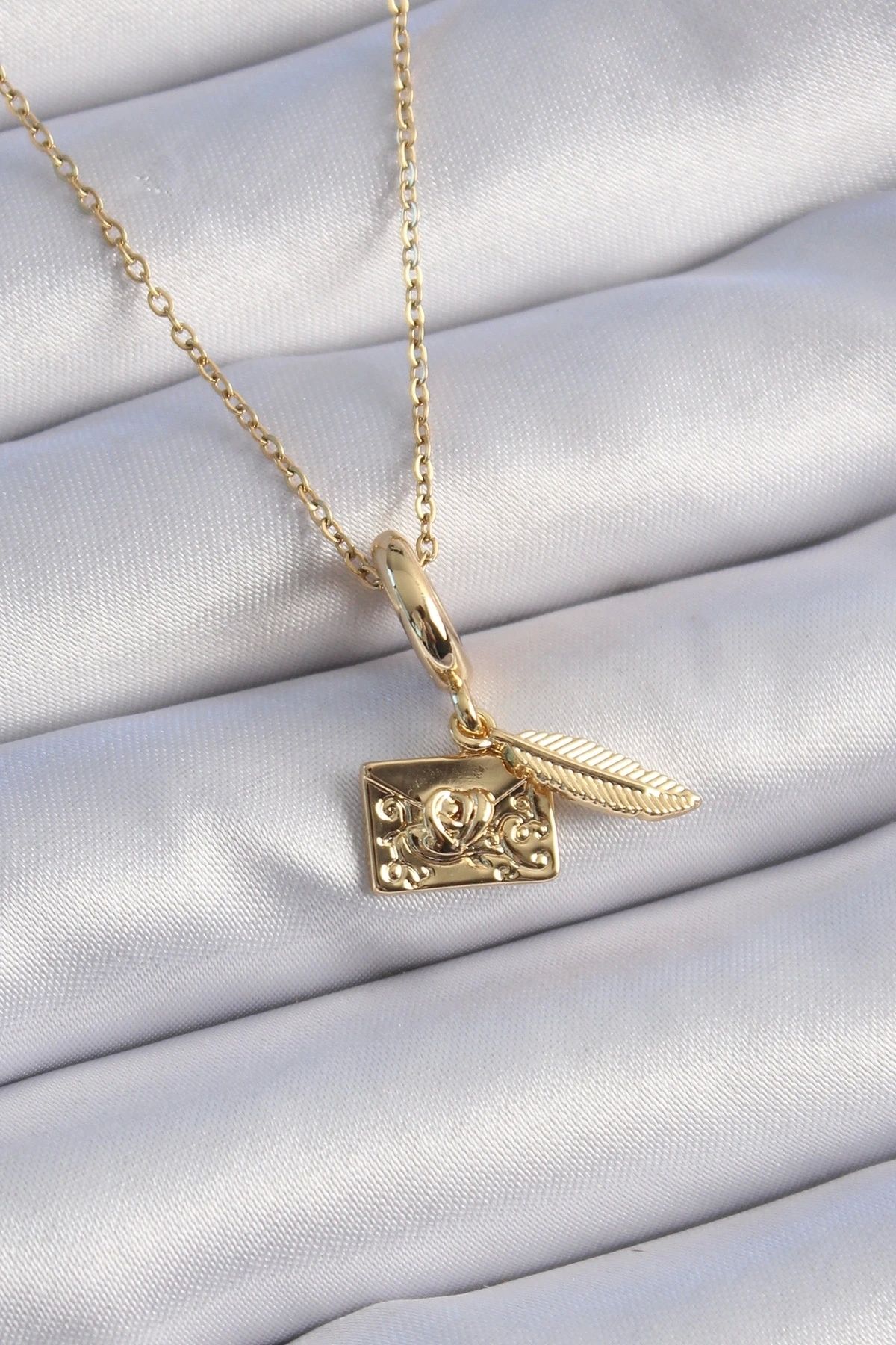 STOREMAX 316L Çelik Gold Renk Kalp Detay Mektup Figür Charm Model Kadın Kolye