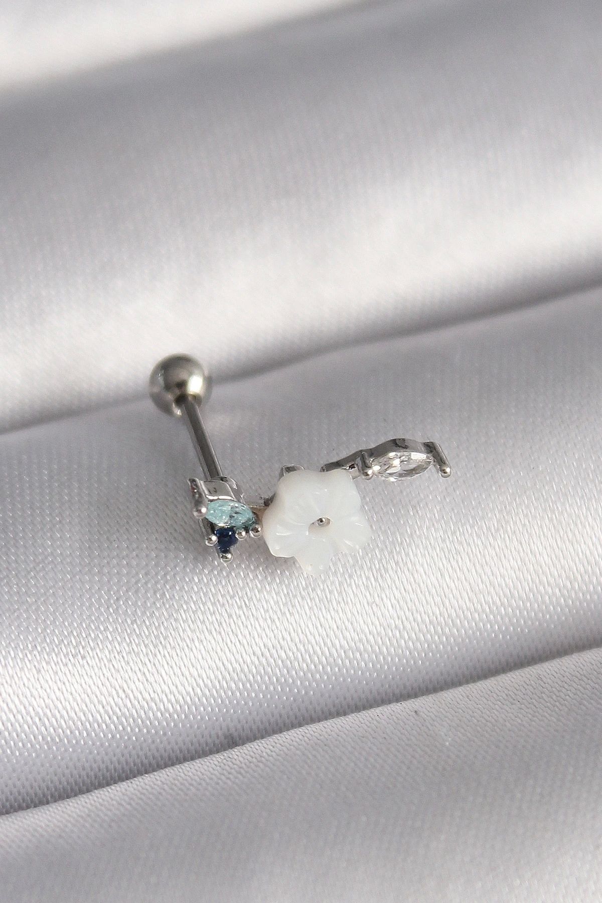STOREMAX 316L Çelik Gümüş Renk Zirkon Taş Detay Beyaz Çiçek Model Tragus Piercing