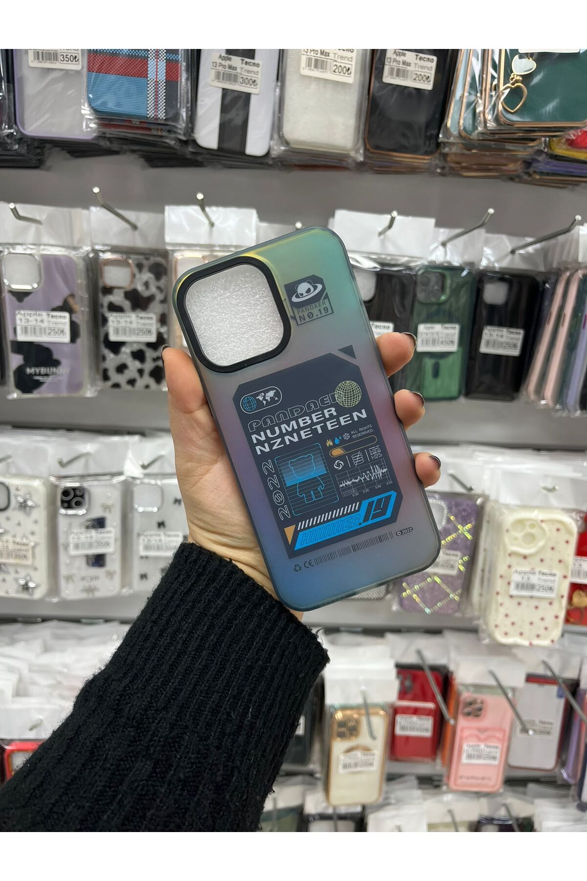 TECNOTREND Apple iPhone 14 Pro Max Parlayan Kabartmalı İkonik Figürlü Amas Silikon Kapak