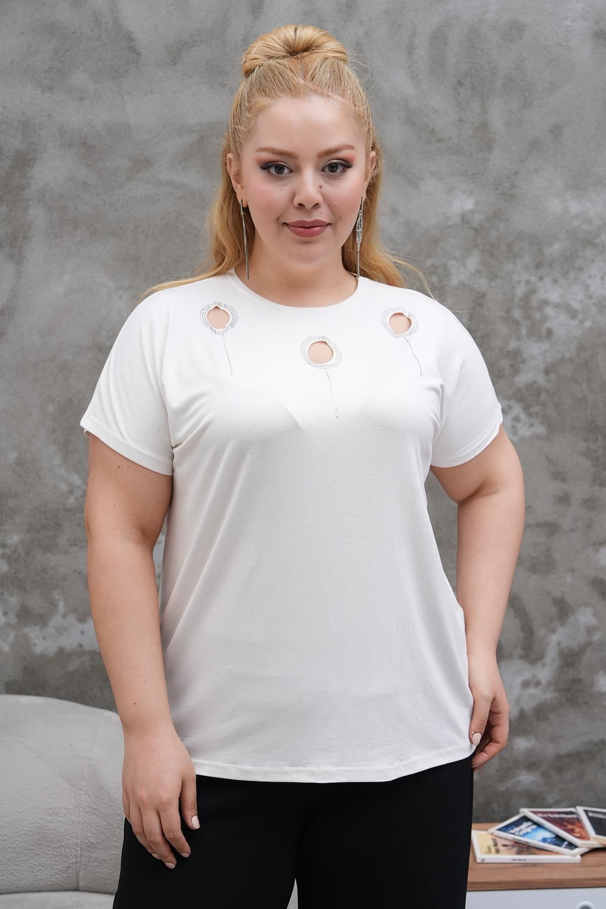 Siyezen Büyük Beden Yakası Yuvarlak Taş Detaylı Tshirt
