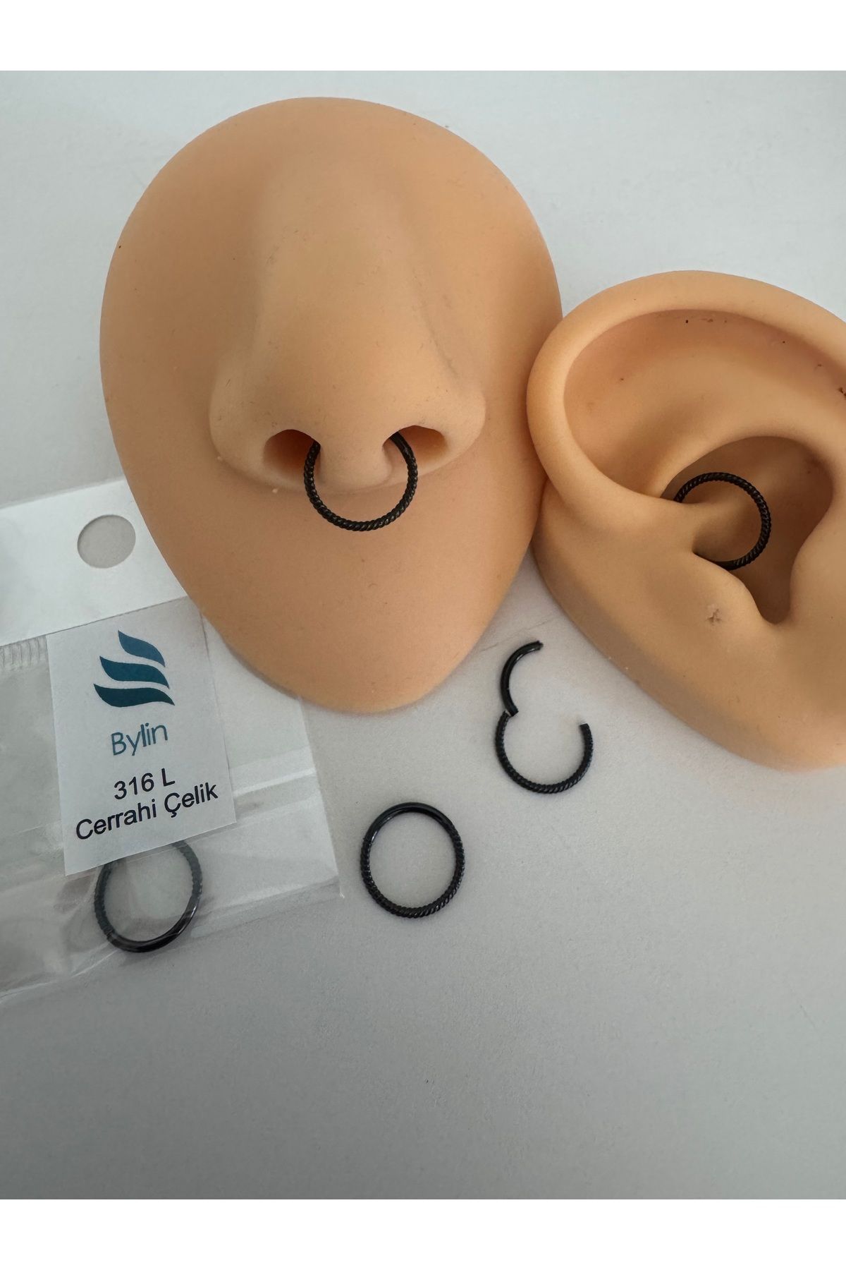 Bylin Cerrahi Çelik Siyah Burgu Kilitli Halka Piercing-Tragus, Helix,Rook,Septum,Daith- 1 Adet