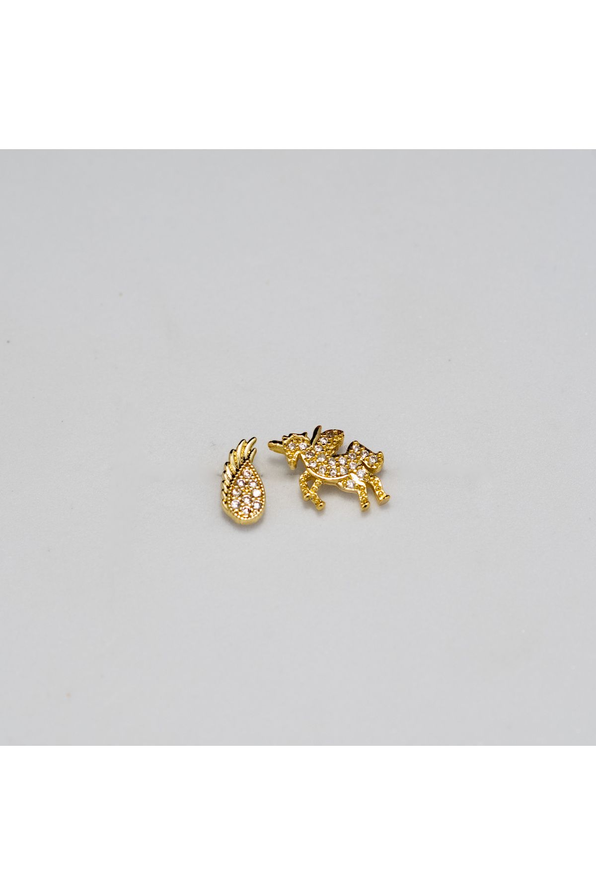 Piercing by Sever KOMBİN KANAT VE PEGASUS UNICORN ÇELİK PIERCING… ALTIN RENKLİ, ŞEFFAF TAŞLI (TARGUS HELIX CONCH FLAT)