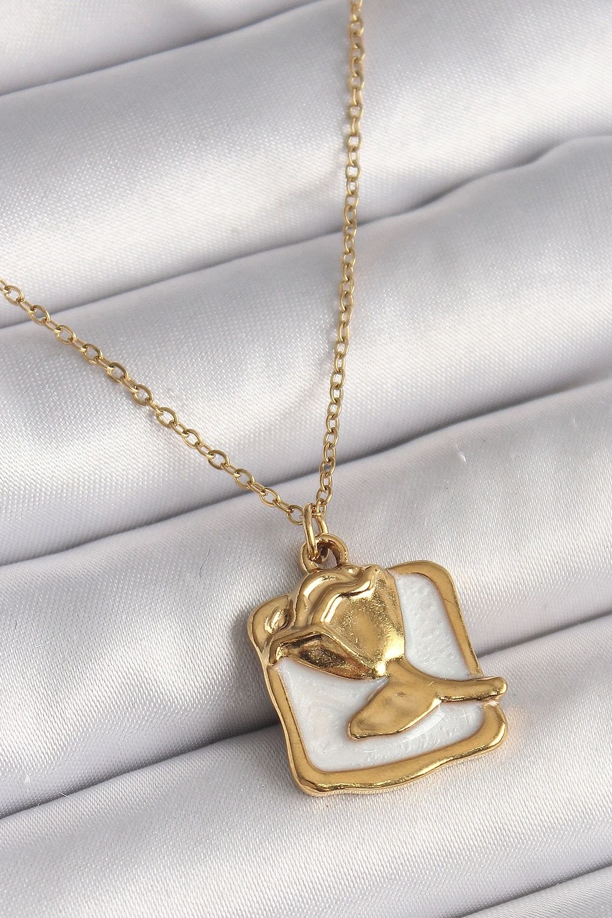 STOREMAX 316L Çelik Gold Renk Zincir Beyaz Mineli Gül Portre Model Kadın Kolye