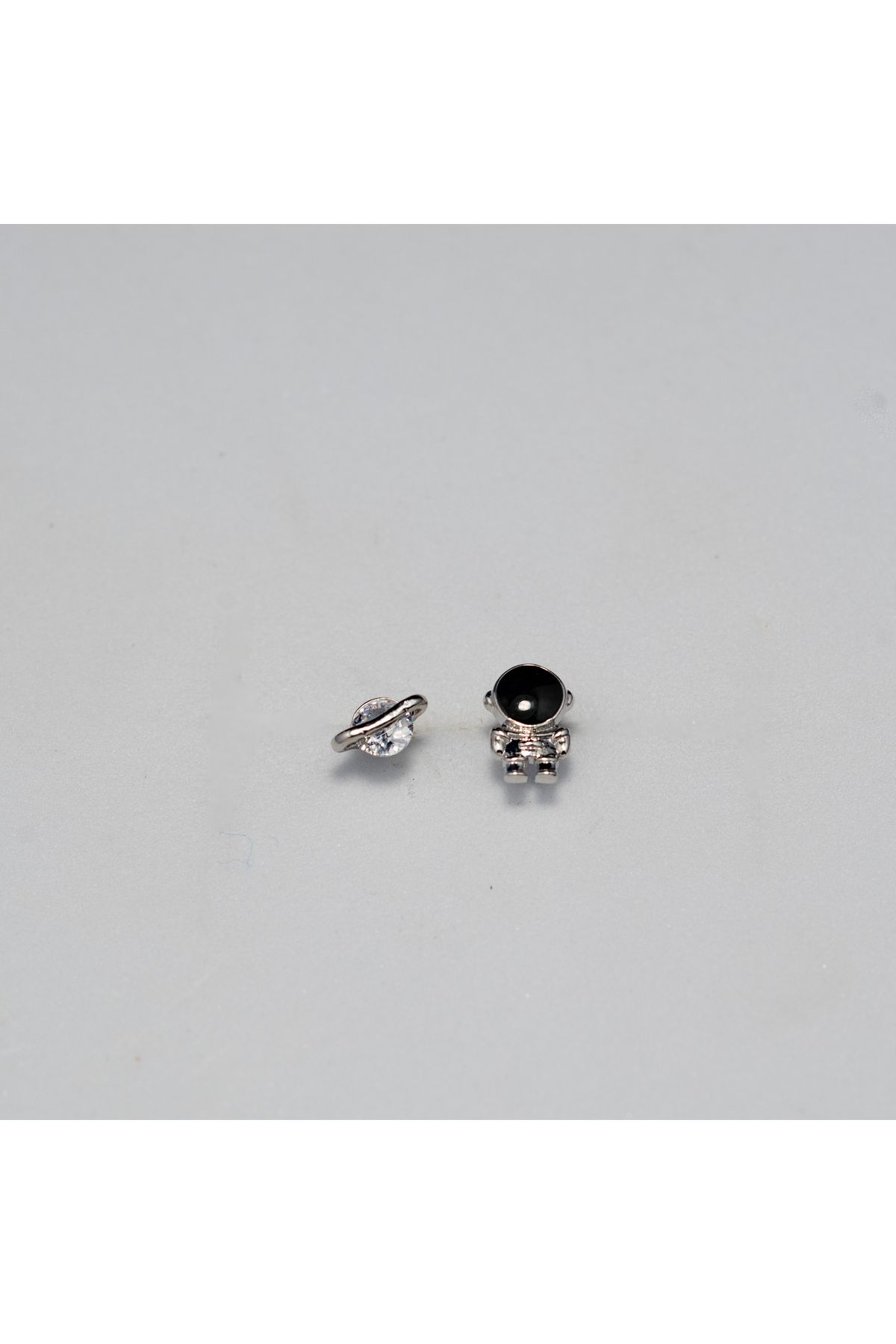 Piercing by Sever KOMBİN GEZEGEN VE ASTRONOT ÇELİK PIERCING… GÜMÜŞ RENKLİ, ŞEFFAF TAŞLI (TARGUS HELIX CONCH FLAT)