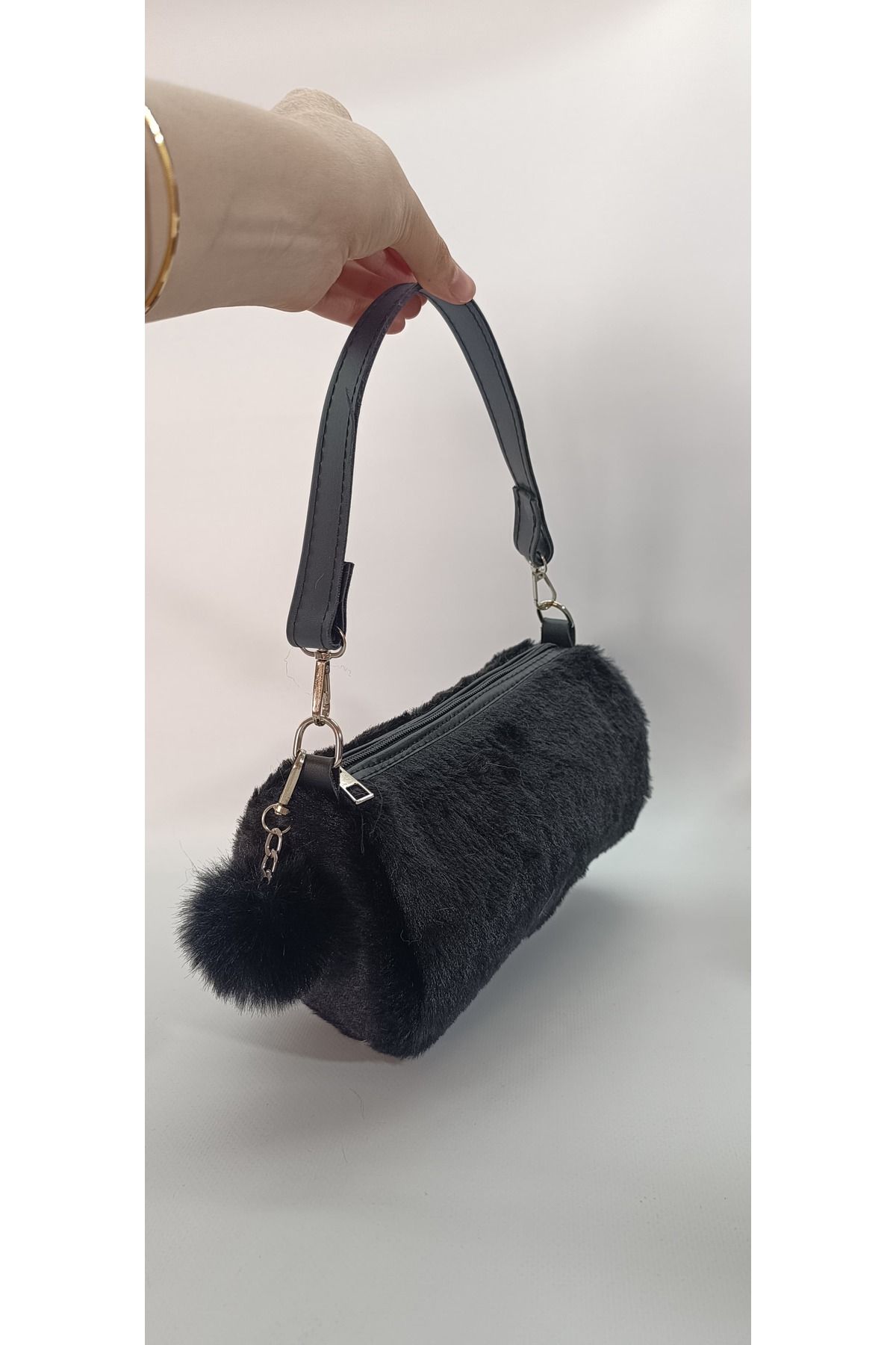 Butik Peluş Tüylü Ponponlu Gümüş Zicirli Fermuarlı El ve Omuz Çantası