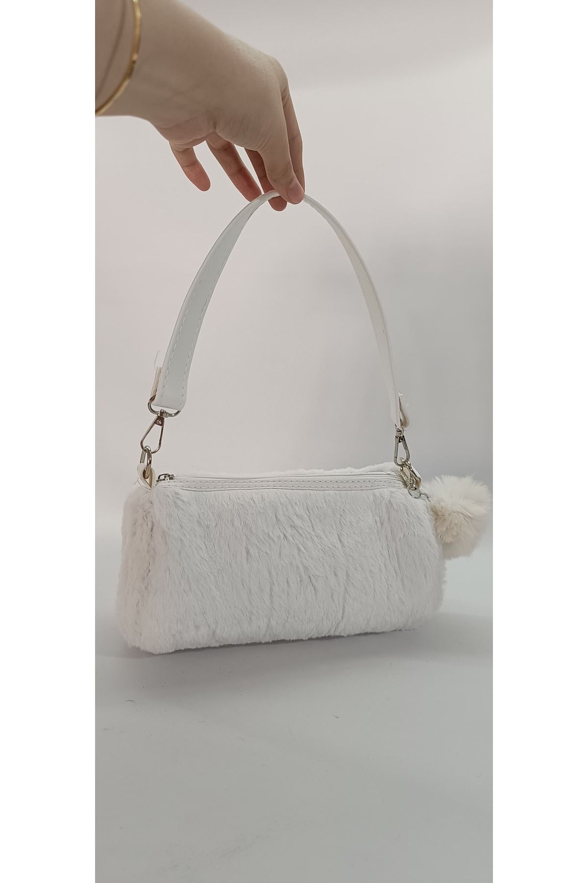 Butik Peluş Tüylü Ponponlu Gümüş Zicirli Fermuarlı El ve Omuz Çantası