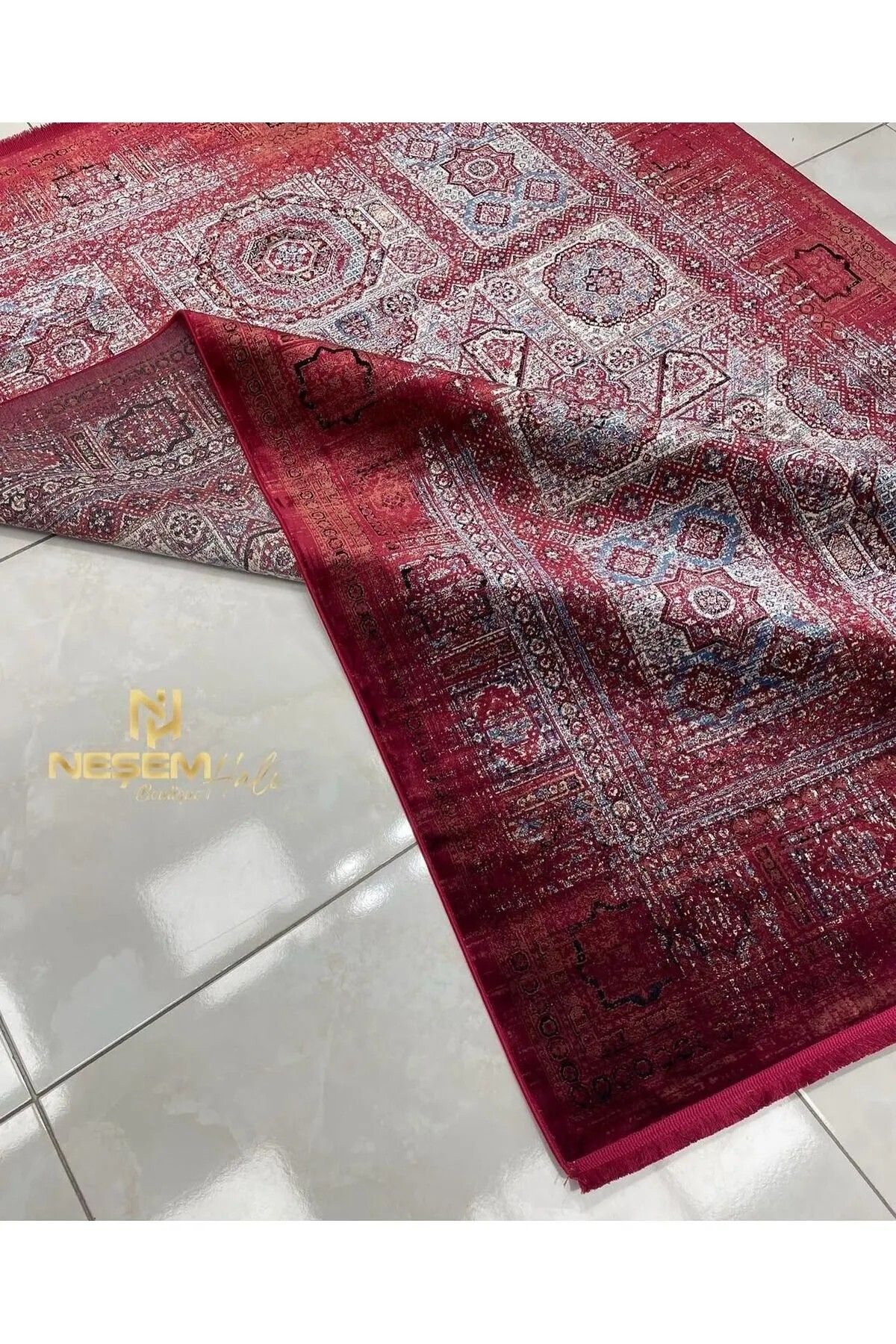 DİLEK HALI MAVERY 2223 A KIRMIZI Doğal ipliklerle Üretilen Modern Desenli Makine Halısı.