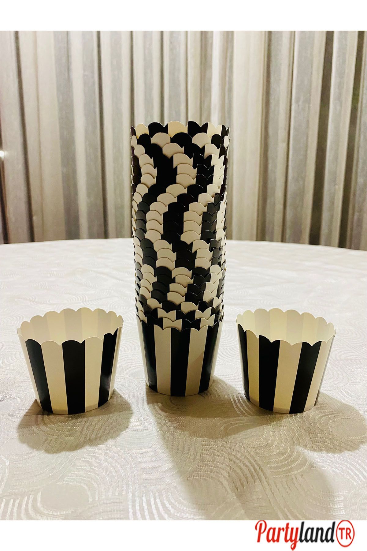 PartylandTR Siyah Beyaz Taraftar Temalı 25 Adet Cupcake Ve Muffin Pişirme Kabı