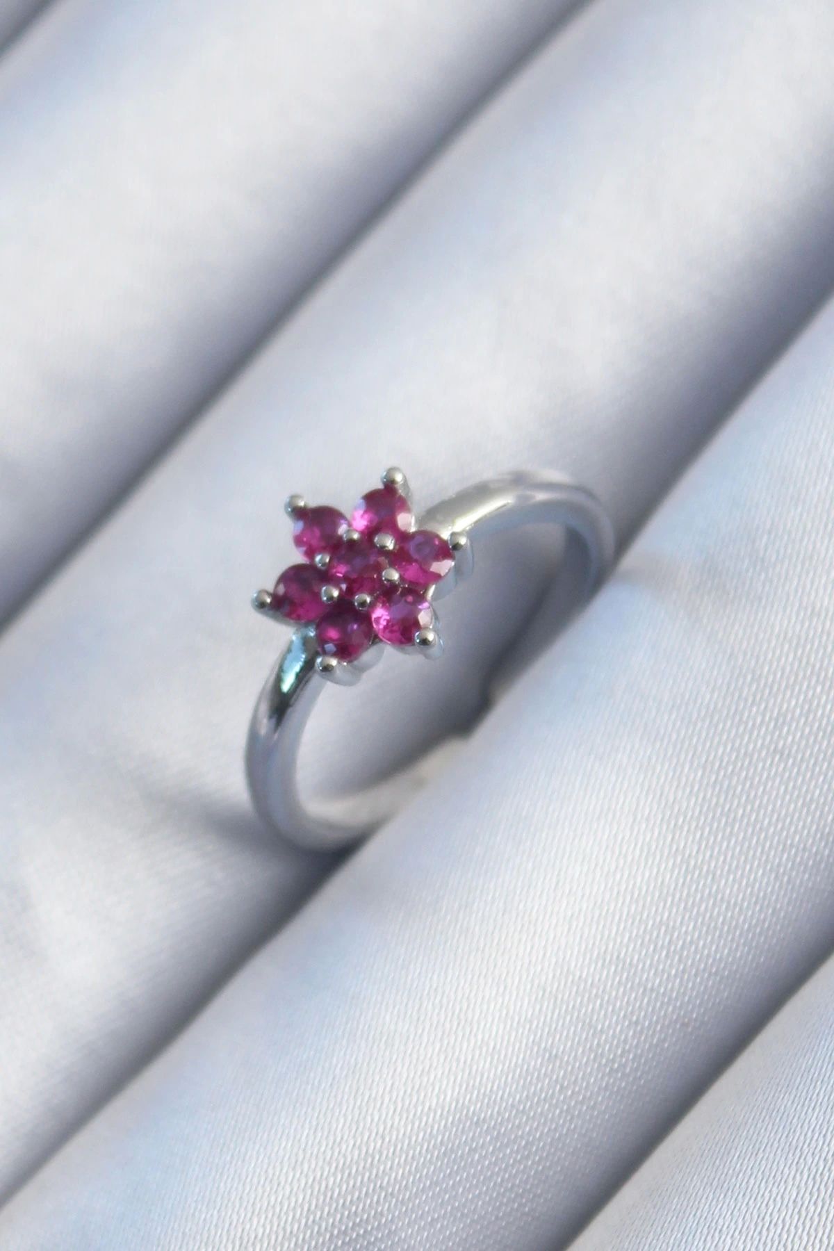 Clariss Pirinç Gümüş Renk Pembe Zirkon Taşlı Lotus Model Kadın Yüzük