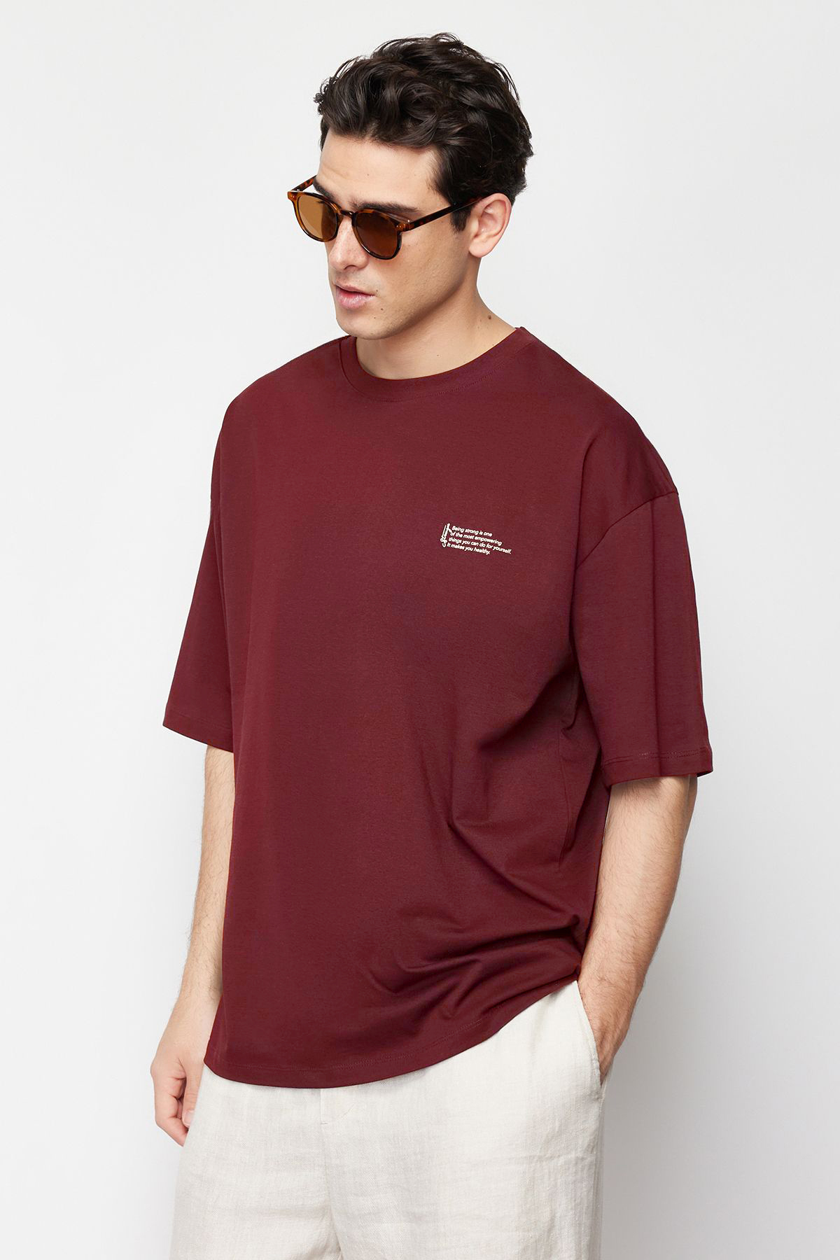 Trendyolmilla  Bordo Oversize %100 Pamuklu Bisiklet Yaka Minimal Yazı Baskılı Tok Kumaş T-shirt TMNSS23TS00084 - Görsel 4