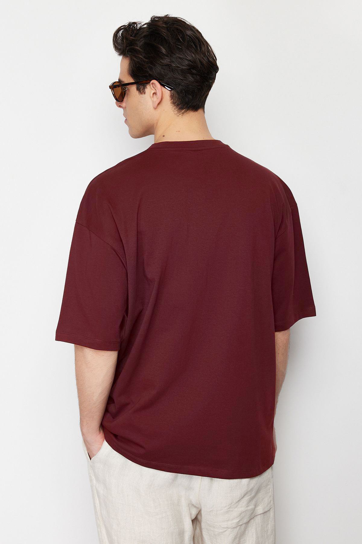 Trendyolmilla  Bordo Oversize %100 Pamuklu Bisiklet Yaka Minimal Yazı Baskılı Tok Kumaş T-shirt TMNSS23TS00084 - Görsel 3