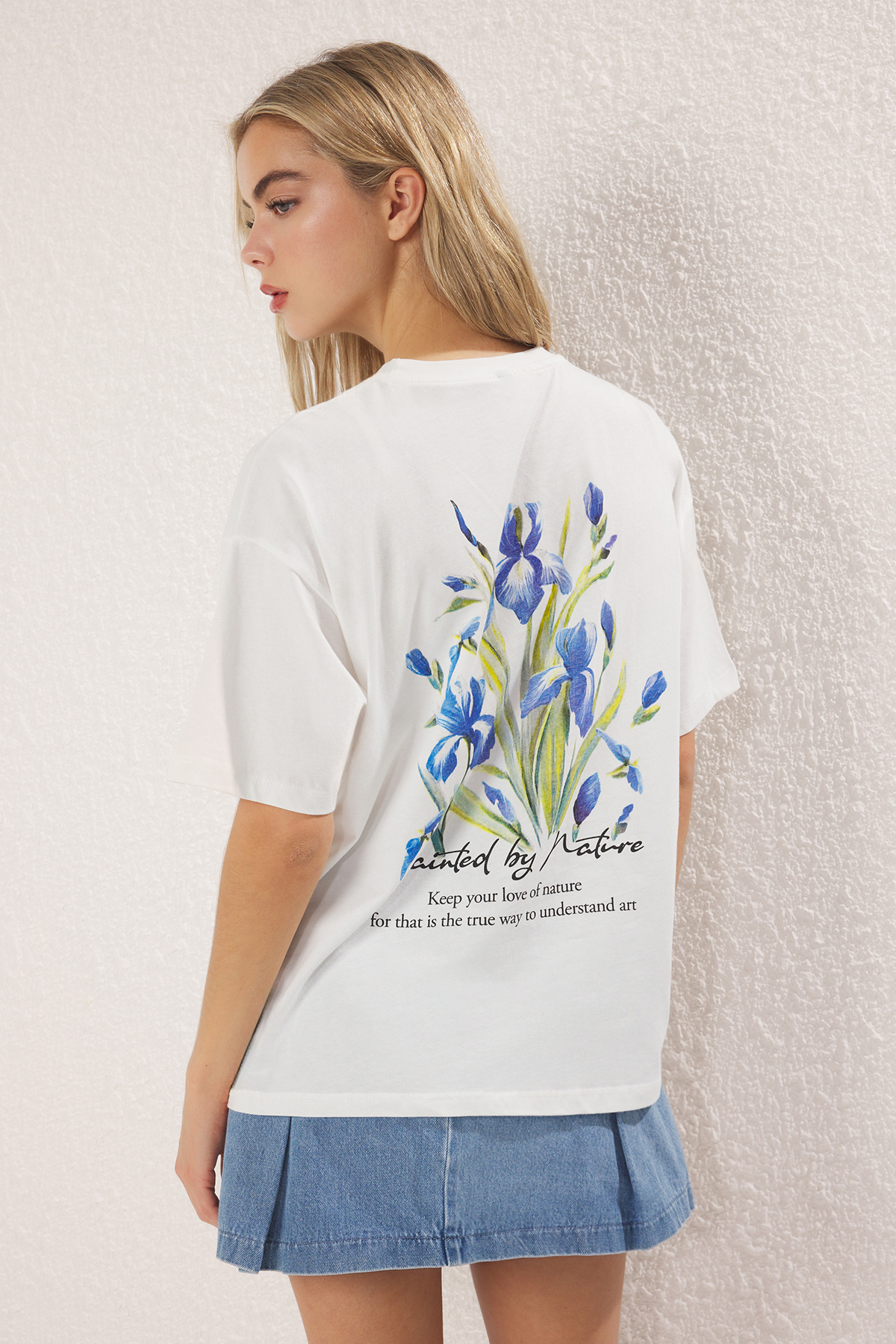 Trendyolmilla  Ekru %100 Pamuk Ön ve Arka Çiçek Baskılı Oversize/Geniş Kesim Örme T-Shirt TWOSS25TS00204