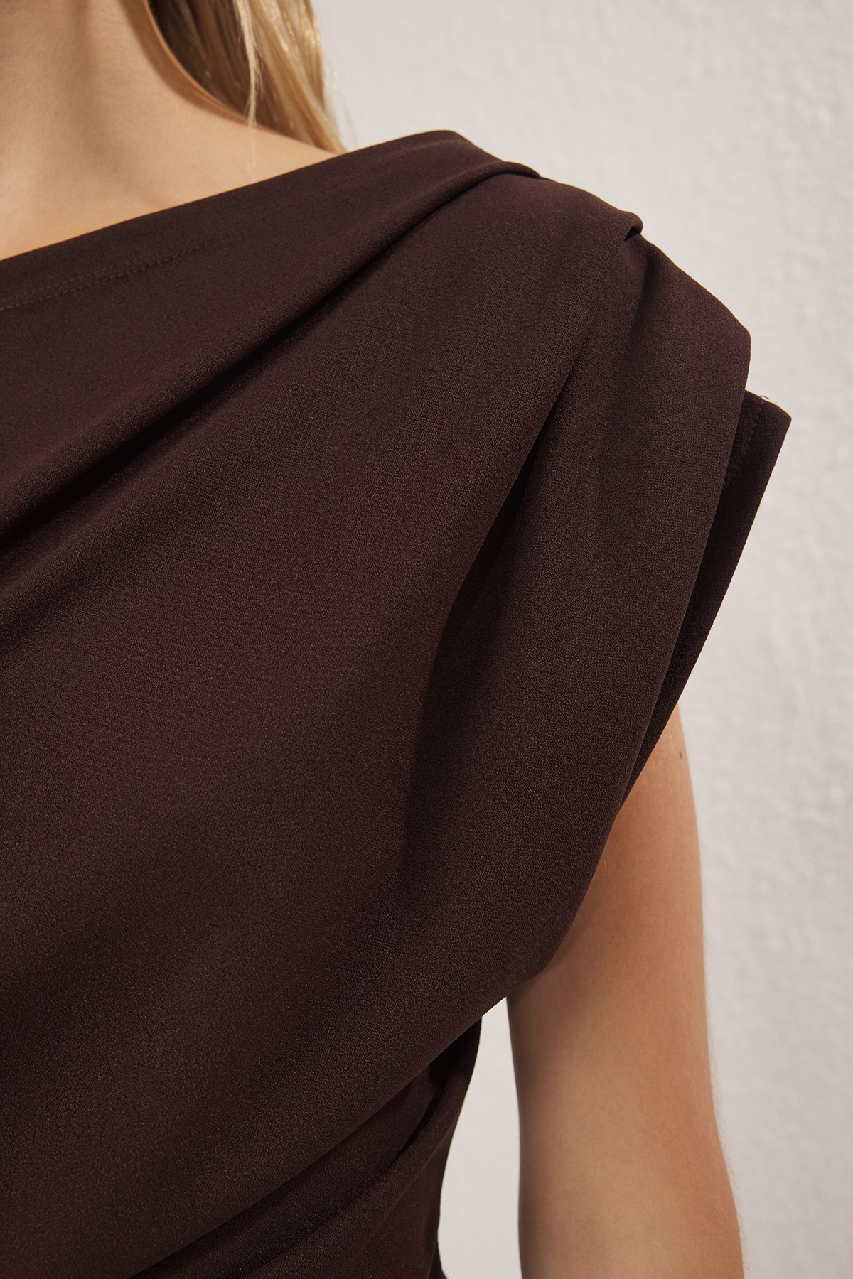 Trendyolmilla  Kahverengi Midi Büzgü/Drape Detaylı Örme Elbise TWOSS25EL00780 - Görsel 3