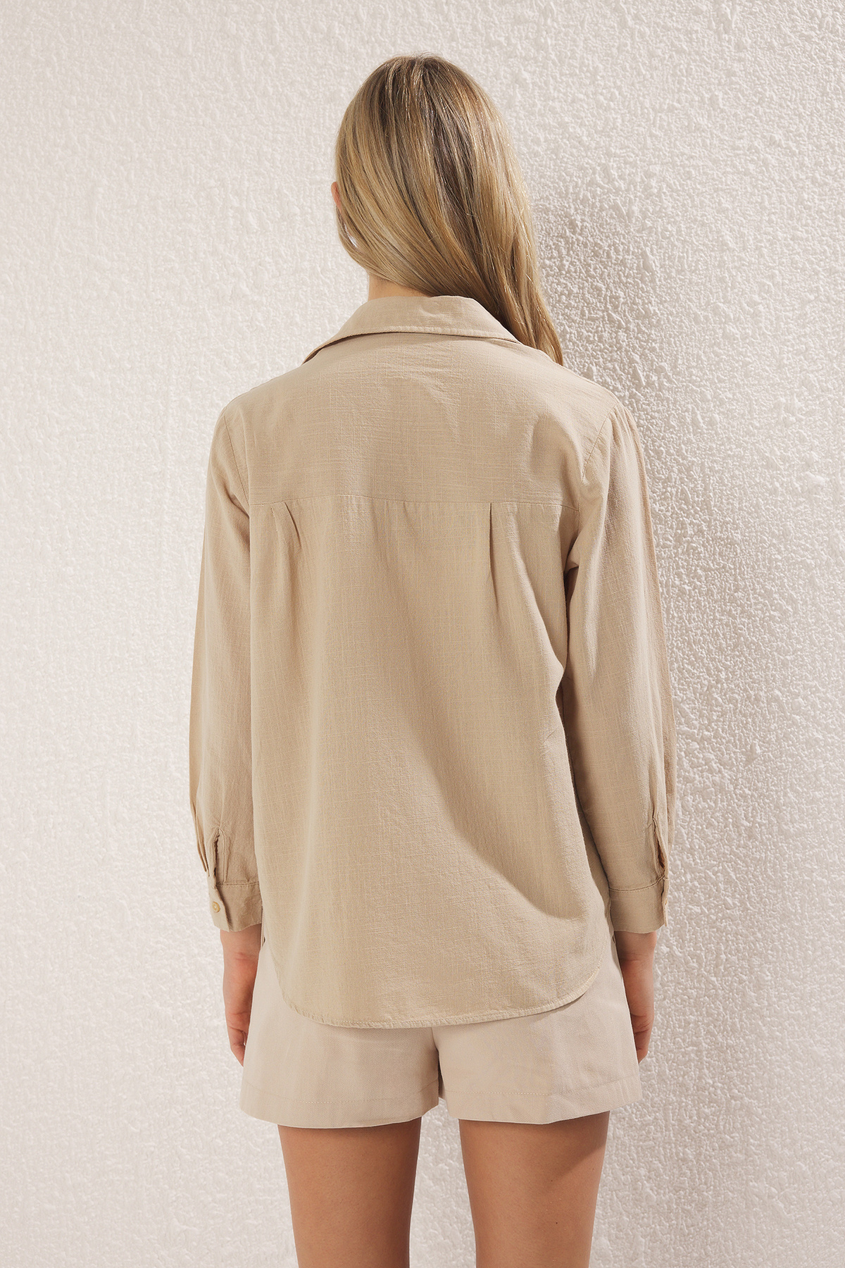 Trendyolmilla  Vizon Pamuk Karışımlı Keten Görünümlü Oversize Geniş Kalıp Dokuma Gömlek TWOSS25GO00096 - Görsel 4