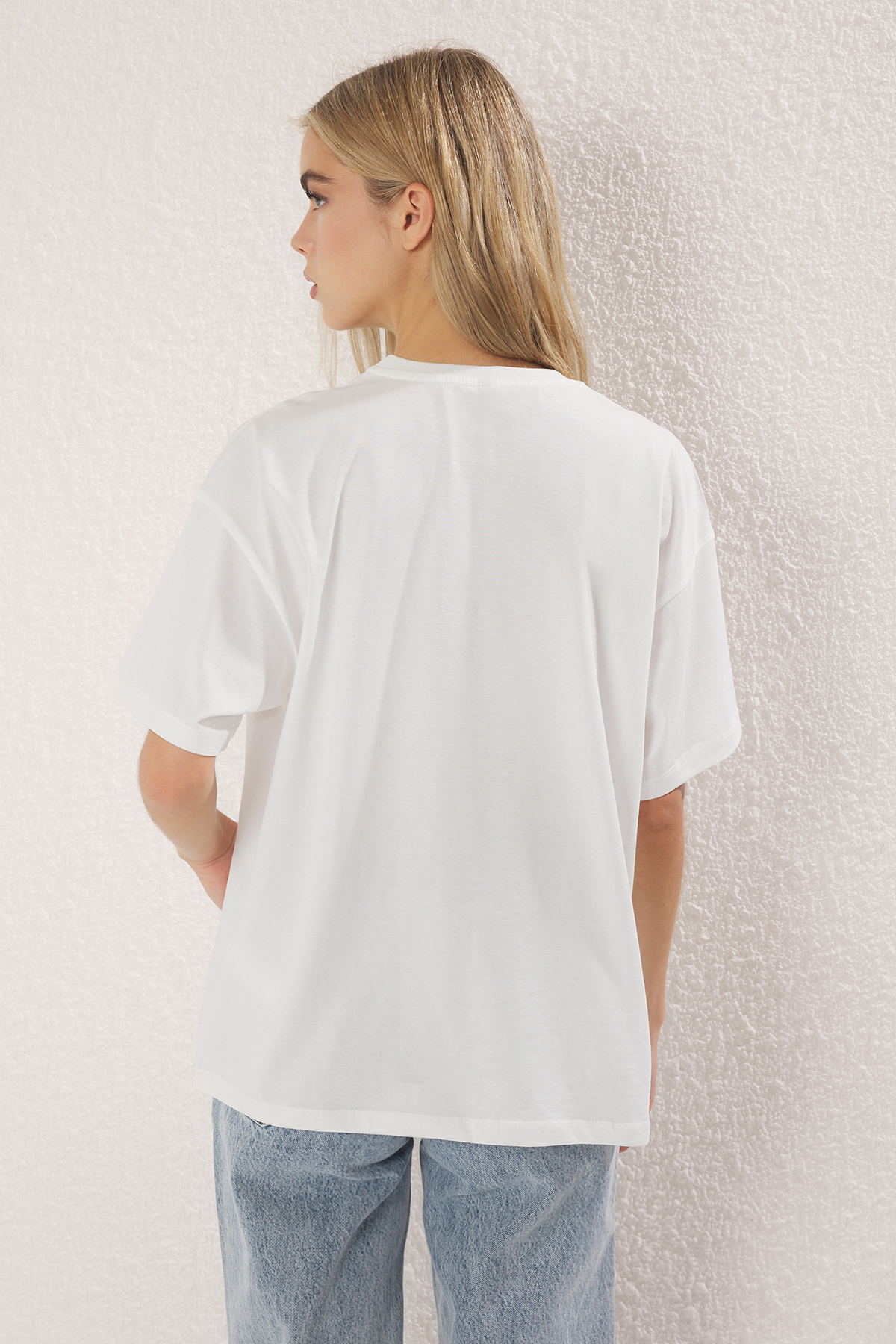 Trendyolmilla  Ekru %100 Pamuk Oversize/Geniş Kalıp Cocktail Baskılı Örme T-Shirt TWOSS25TS00202 - Görsel 4