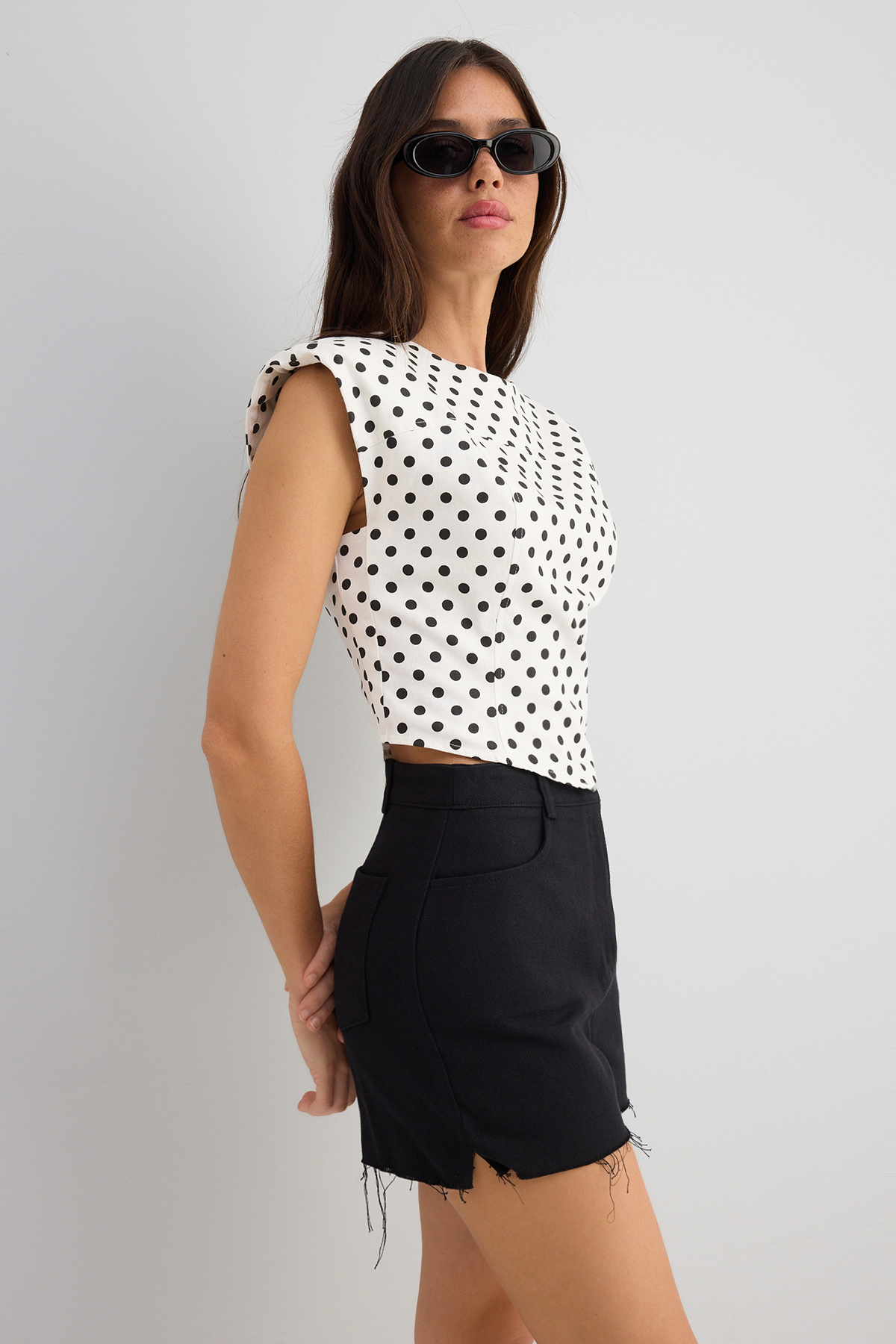 Trendyolmilla  Beyaz Gabardin Pamuklu Crop Fitted Puantiyeli Dokuma Bluz TWOSS25BZ00556 - Görsel 3