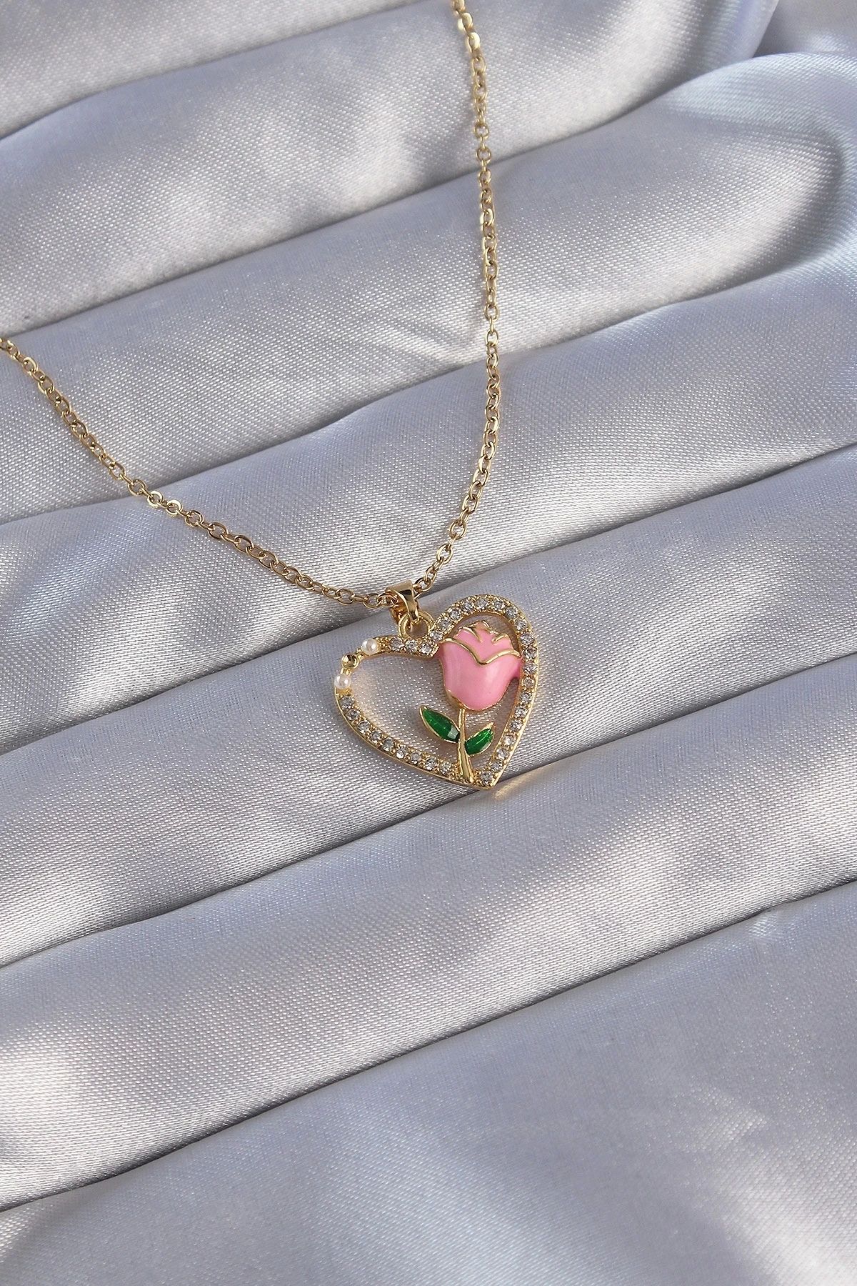 Clariss 316L Çelik Zincirli Gold Renk Zirkon Taşlı Kalp İçinde Pembe Gül Tasarımlı Kolye