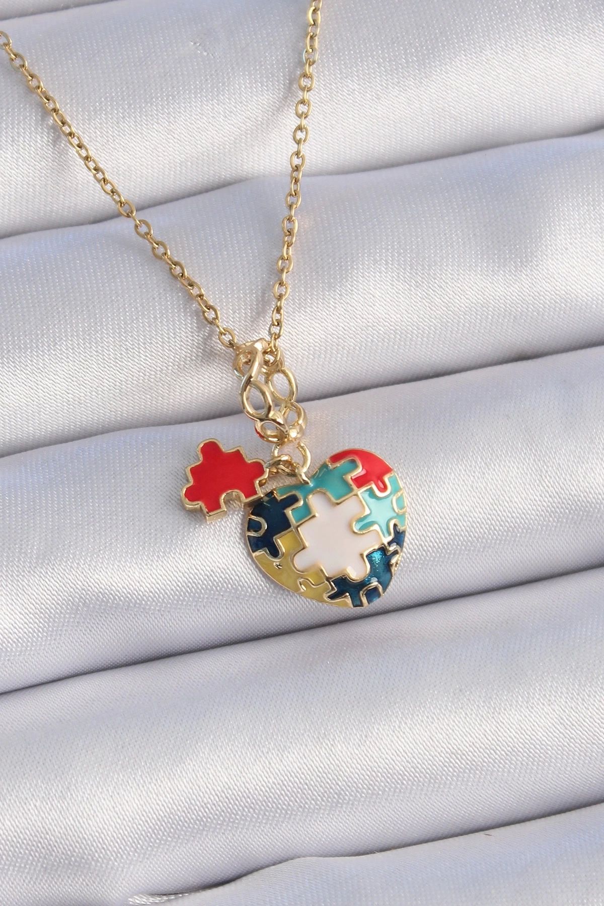 Clariss 316L Çelik Gold Renk Yapboz Motif Kalp Figür Charm Model Kadın Kolye