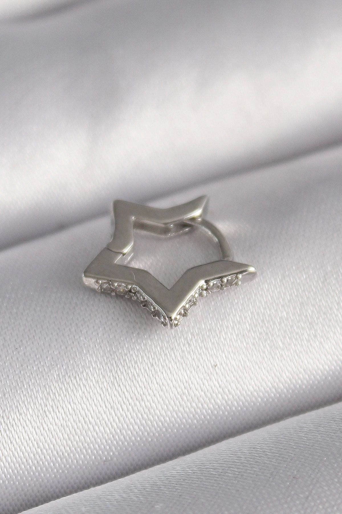 Clariss 316L Çelik Gümüş Renk Zirkon Taş Detay Yıldız Model Tragus Piercing