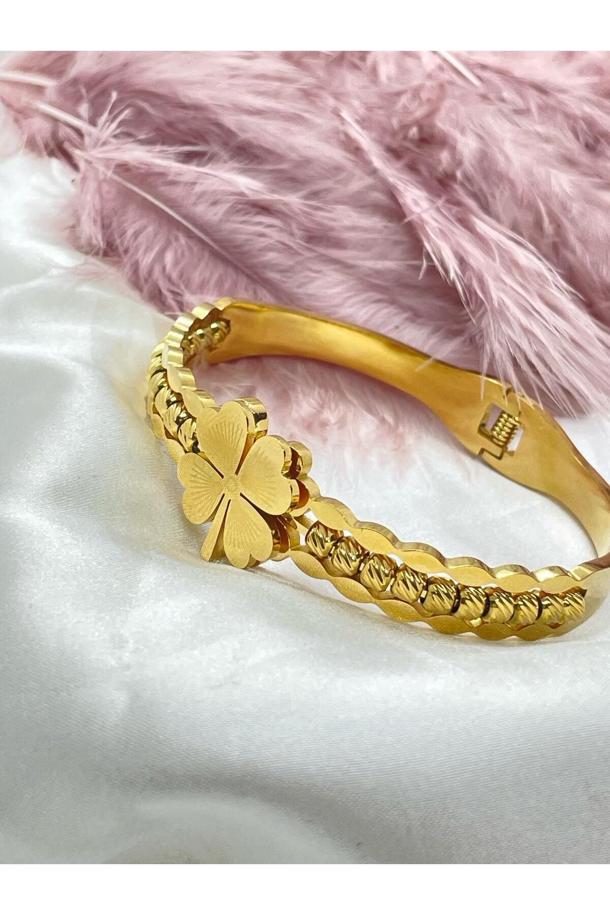 melif accesories Şık ve Zarif Gold Renk Dorika Detaylı Çelik Yonca Figürlü Kelepçe Bilezik