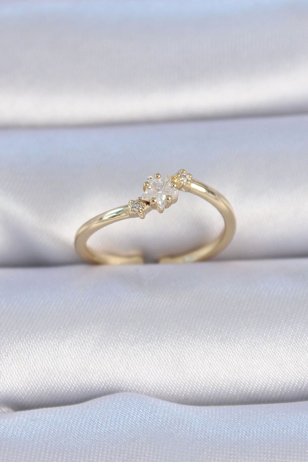 Clariss Pirinç Gold Renk Beyaz Çiçek Model Zirkon Taş Detay Kadın Yüzük