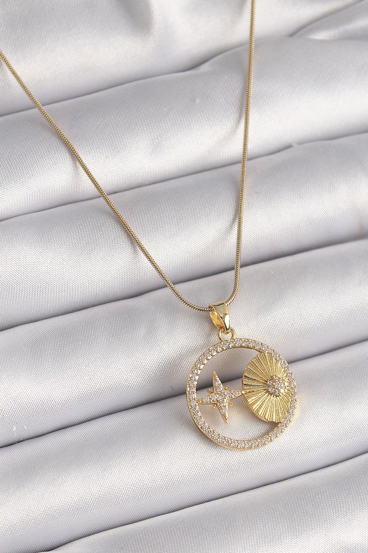 Clariss 316L Çelik Gold Renk Zincir Zirkon Taşlı Yıldız İşleme Madalyon Model Kadın Kolye