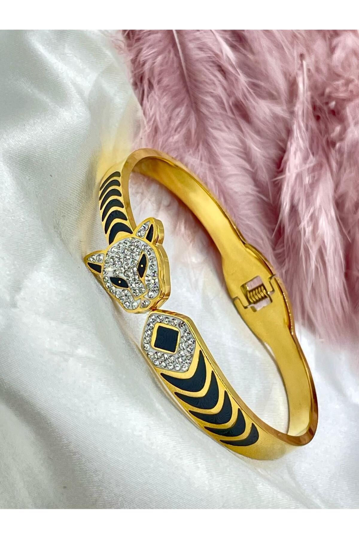 melif accesories Aslanın Gücü Gold Renk Taşlı Aslan Figürlü Çelik Kelepçe Bilezik