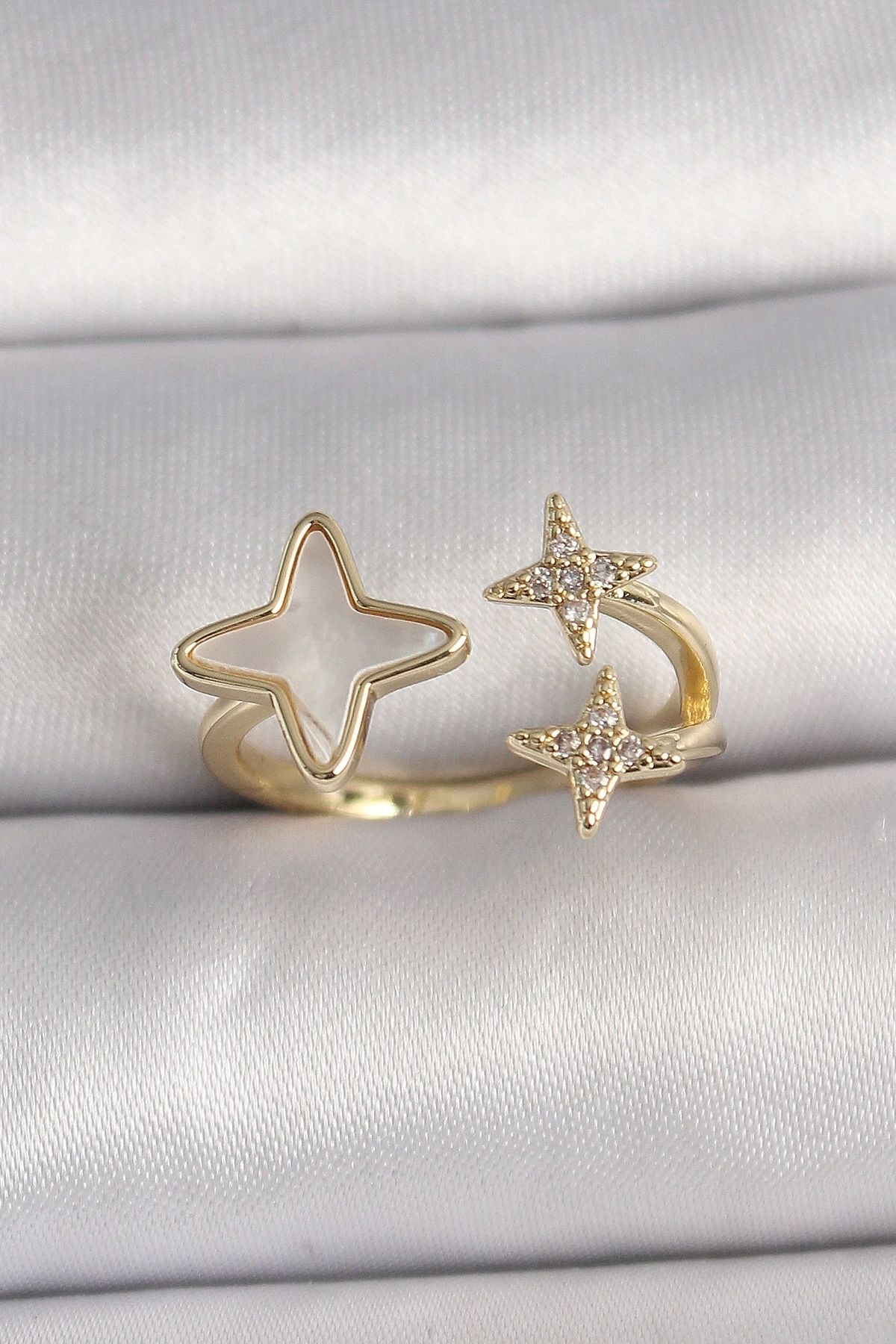 Clariss Pirinç Gold Renk Zirkon Taşlı Beyaz Mineli Zirkon Taşlı Ayarlanabilir Yüzük