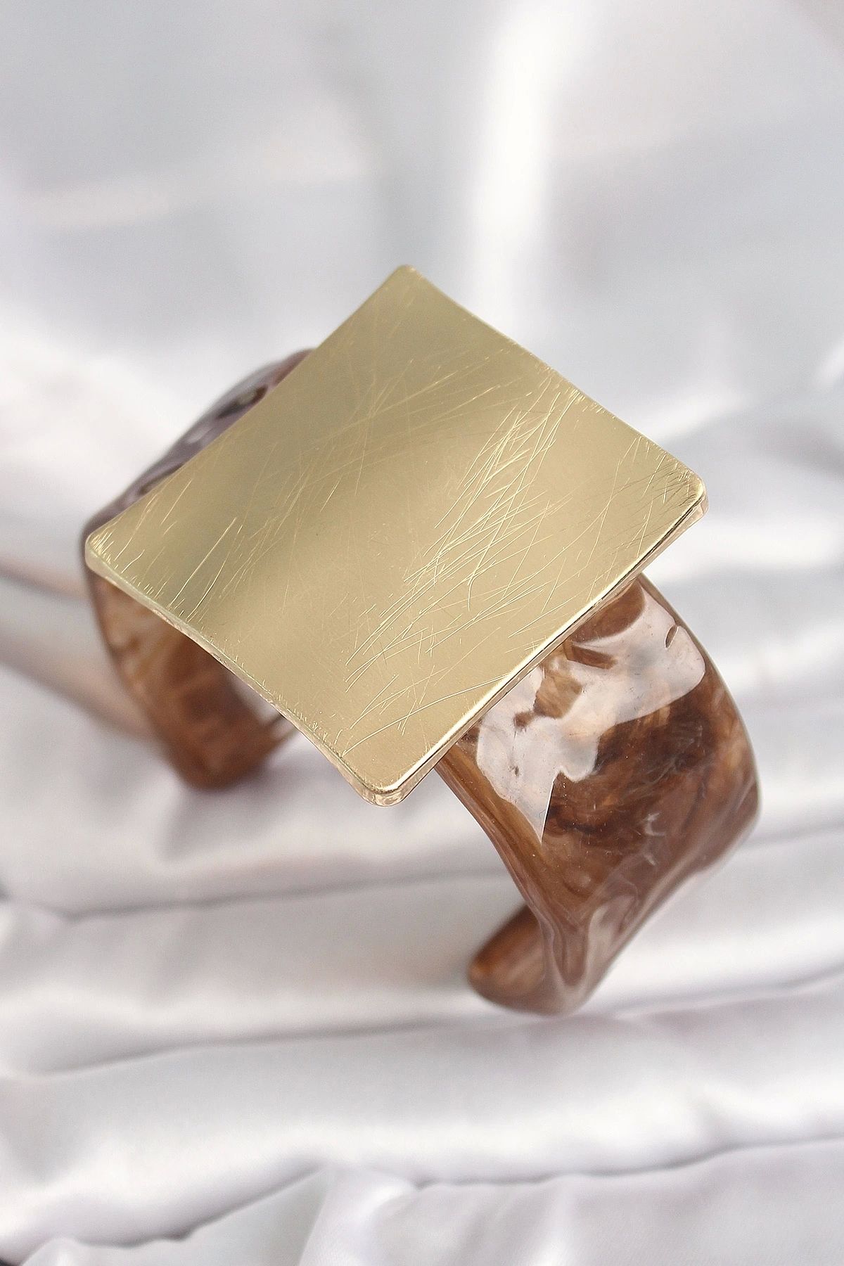 Clariss Kahverengi Mermer Desen Akrilik Plastik Gold Kare Plaka Model Vintage Kadın Bilezik