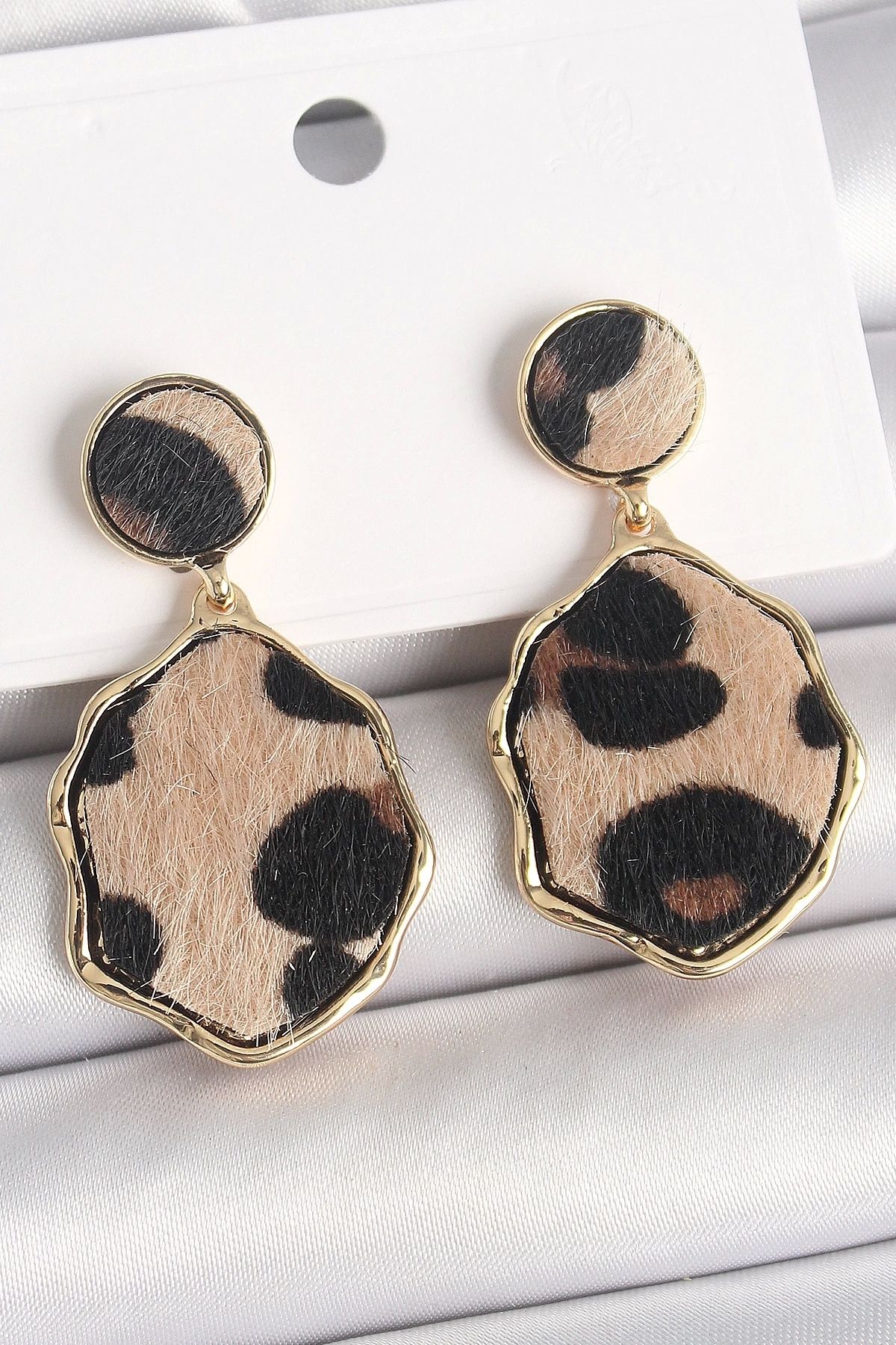 Clariss Pirinç Gold Renk Sallantı Leopar Desen Plaka Model Kadın Küpe