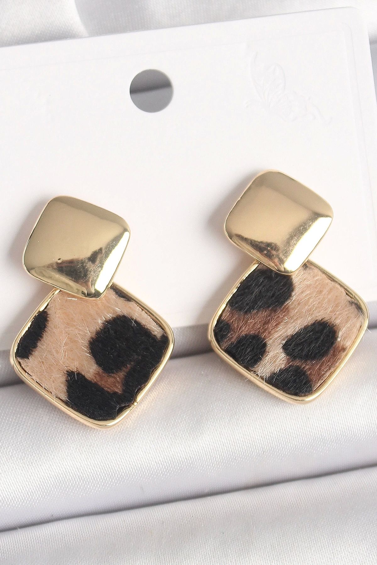 Clariss Pirinç Gold Renk Sallant Kare Leopar Desen Model Kadın Küpe