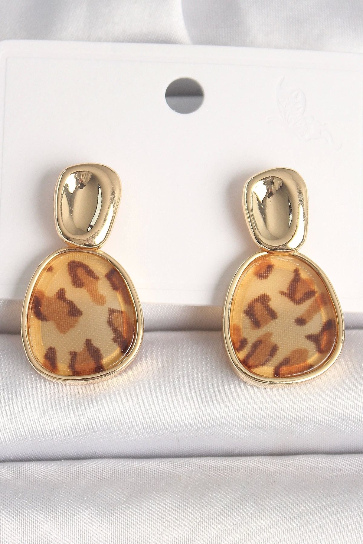 Clariss Pirinç Gold Renk Sallantı Leopar Desen Kare Model Kadın Küpe