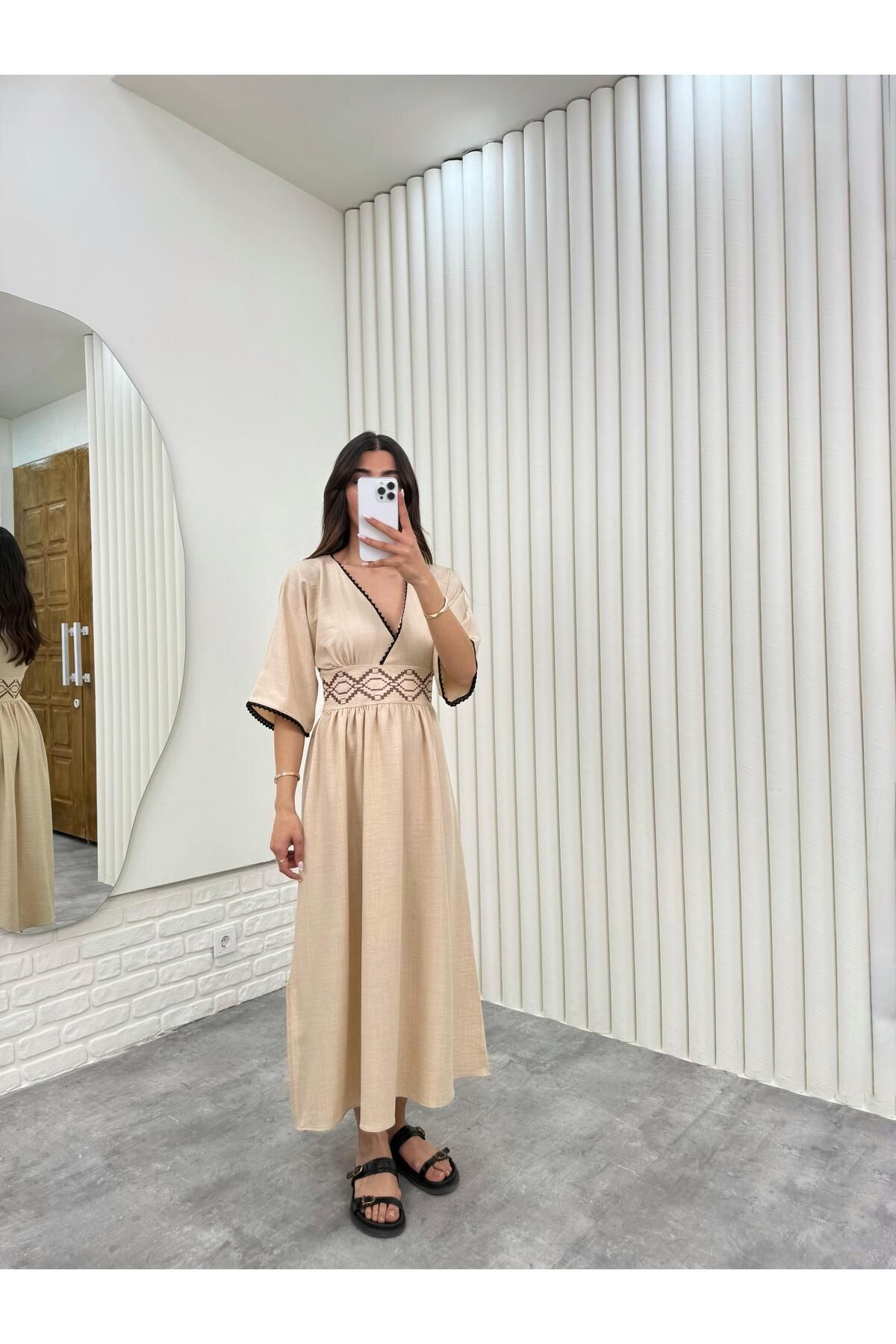 Gaus Taş V Yaka Beli Kahve İşlemeli Yırtmaçlı Keten Elbise Gaus00297