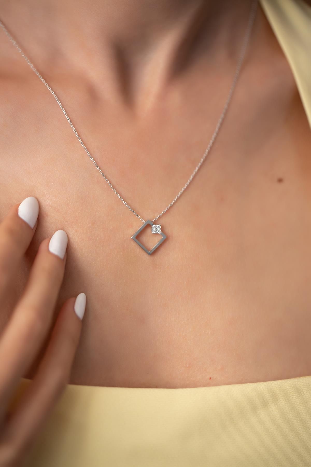 Ninova Silver Kare Model Gümüş Zirconia Kolye
