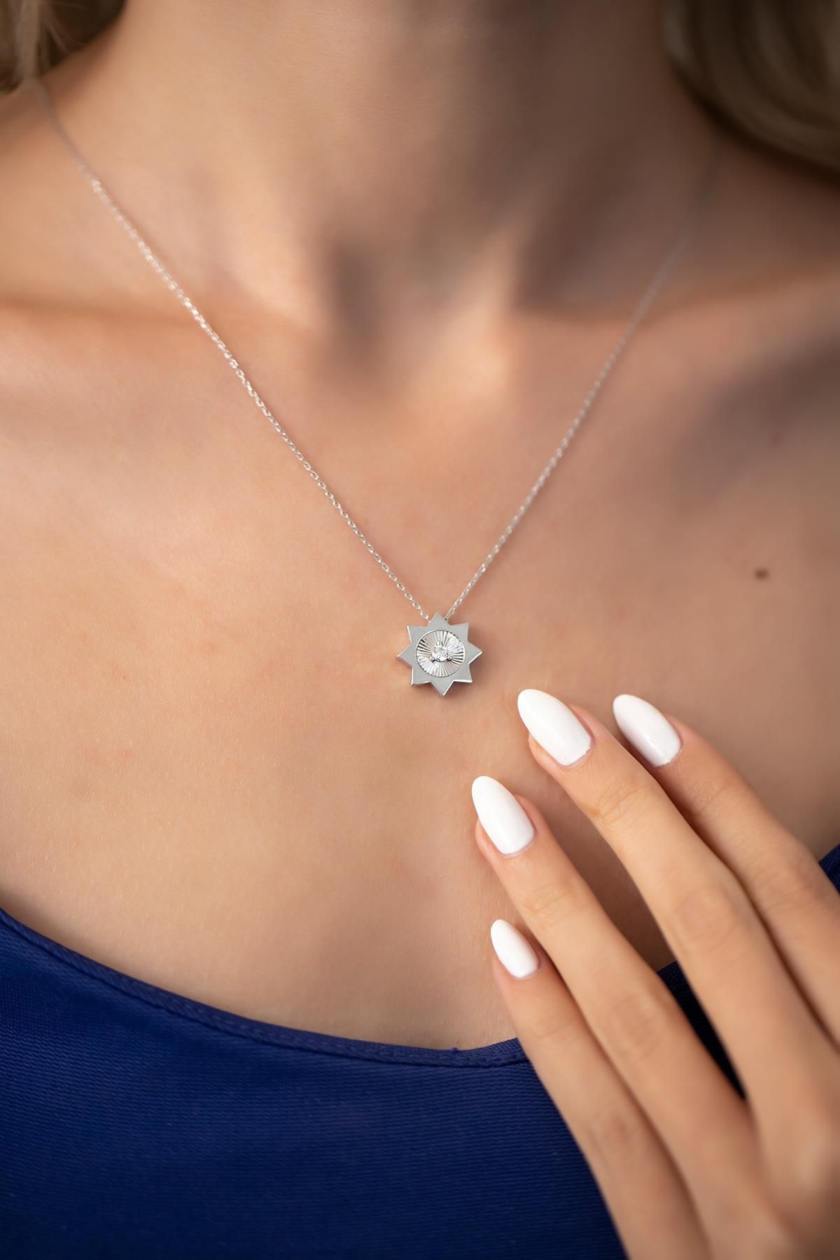 Ninova Silver Güneş Model Kristal Kesim Gümüş Zirconia Kolye