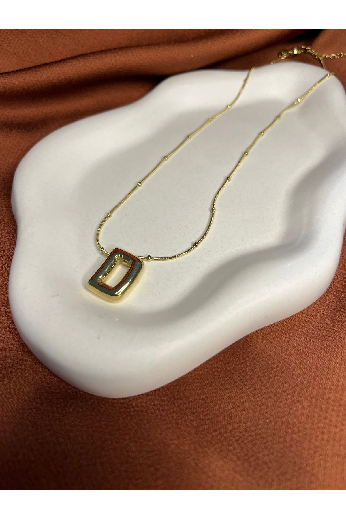 Fam&Co Jewelry Altın Renk Balon Harf Kolye – D Harfi, Şık ve Minimal Tasarım