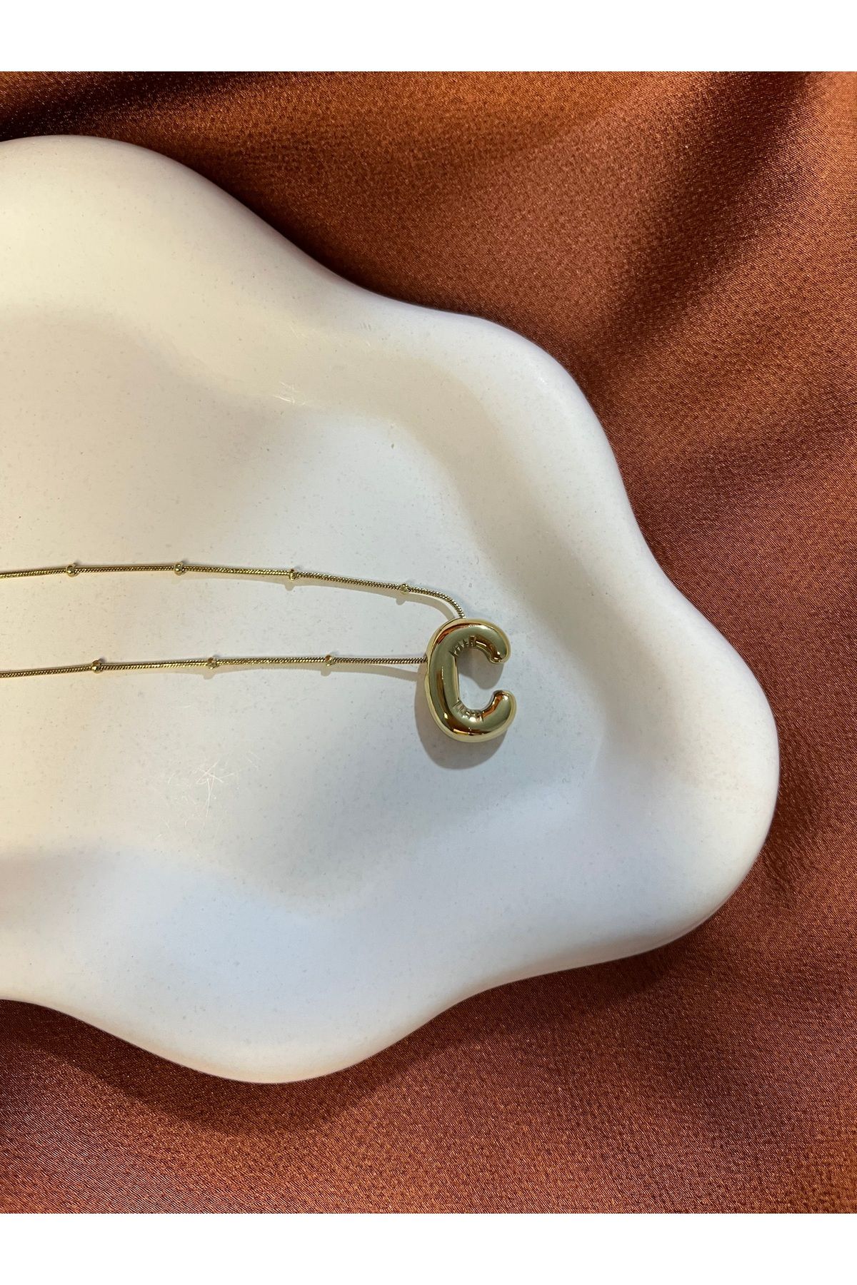 Fam&Co Jewelry Altın Renk Balon Harf Kolye – C Harfi, Şık ve Minimal Tasarım