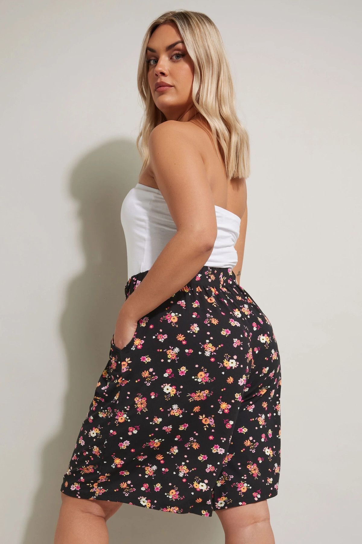 Stil Diva-Plus Size Elastic Waist Patterned Loose Cut Lycra Shorts with Pockets 145291 5