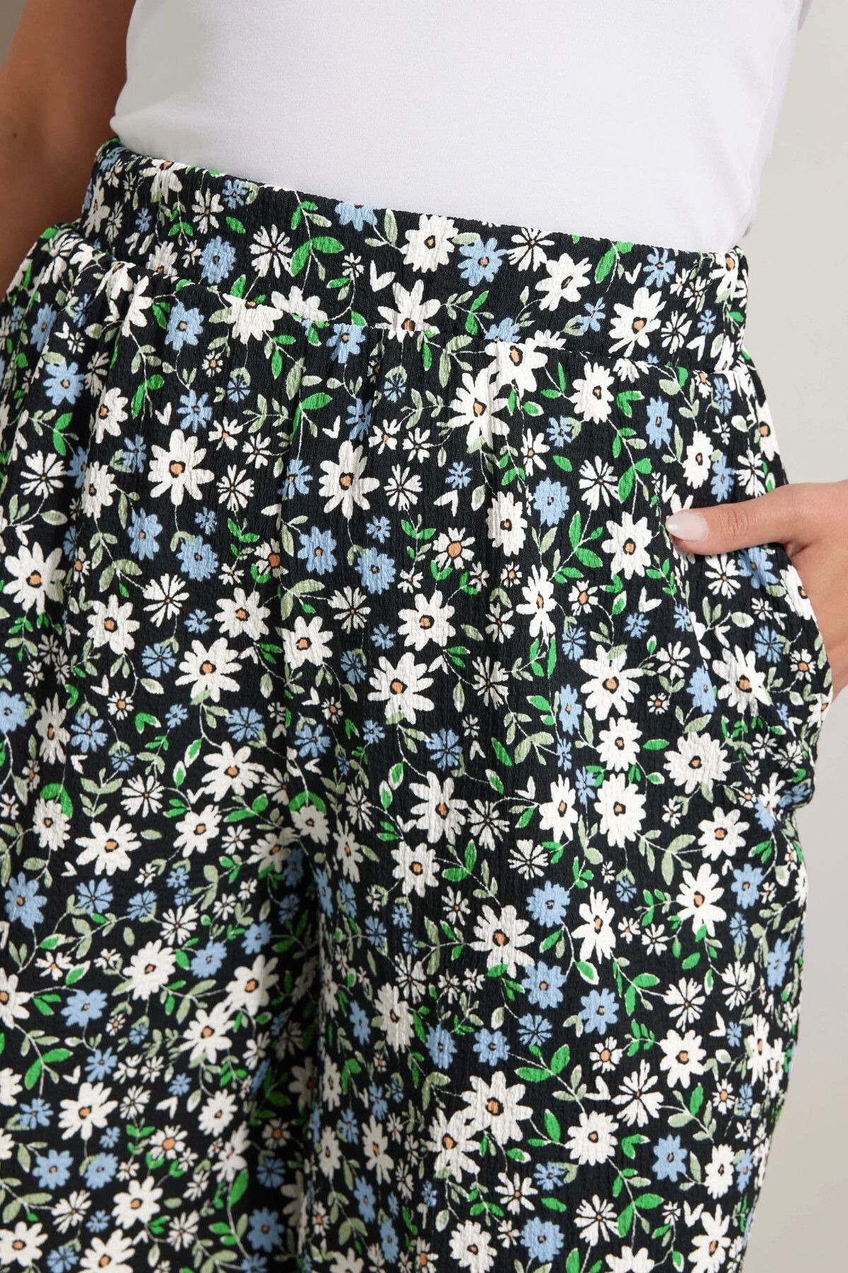Stil Diva-Plus Size Elastic Waist Patterned Loose Cut Lycra Shorts with Pockets 145288 4
