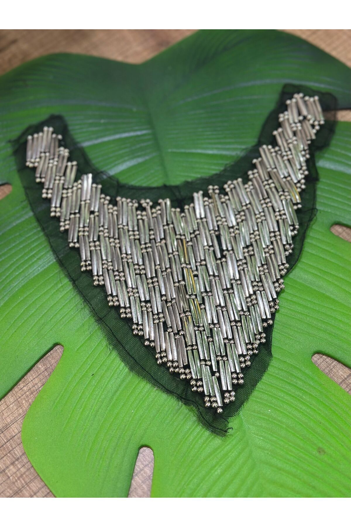 Gönülden Tasarım GÜMÜŞ RENK BONCUK İŞLEME TASARIM YAKA DİKİŞ AKSESUARI 26X18 CM