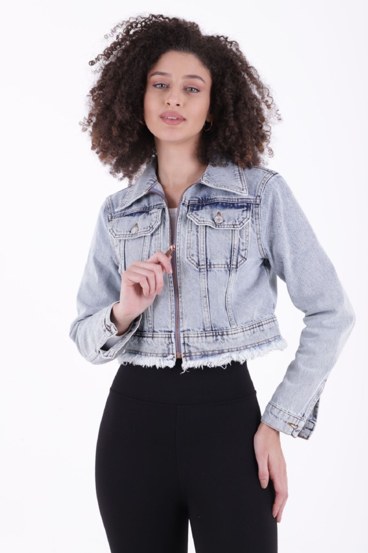 RICHMOST Püskül Detaylı ve Fermuarlı Kolları Düğmeli Kısa Kot Kadın Ceket Kar Yıkama Açık Mavi Denim