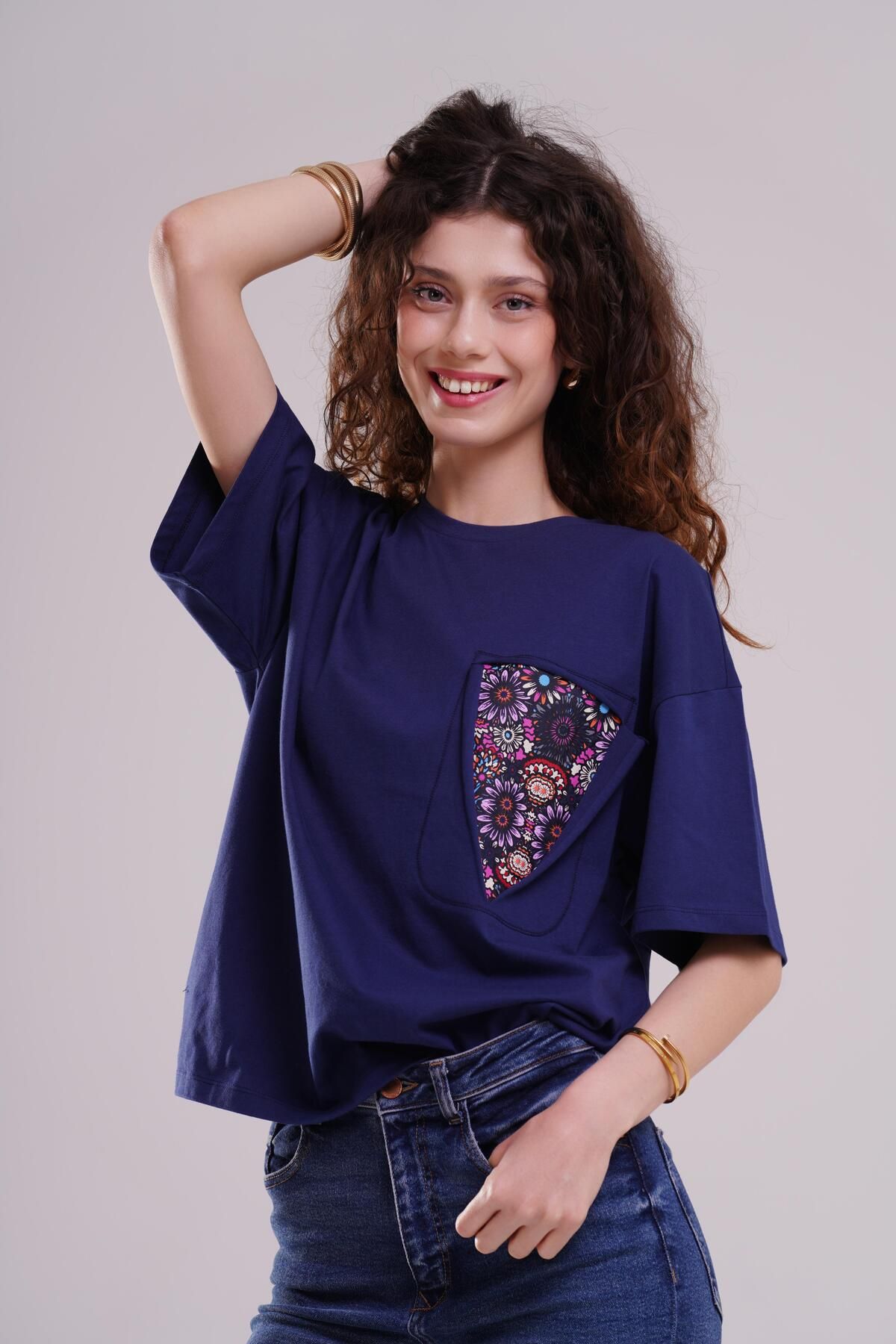 AFLOOW Kadın Lacivert Oversize T-Shirt – Etnik Desenli Renkli Cep Detaylı