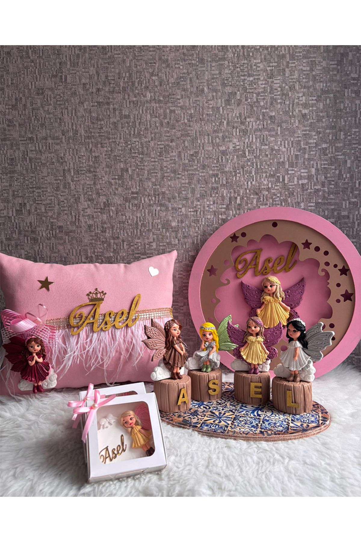 Miranın Hobileri Melek Kanatlı 4 Lü Takım (Yastık ,Ledli Pano, 20 Adet Magnet, Küp İsimlik)