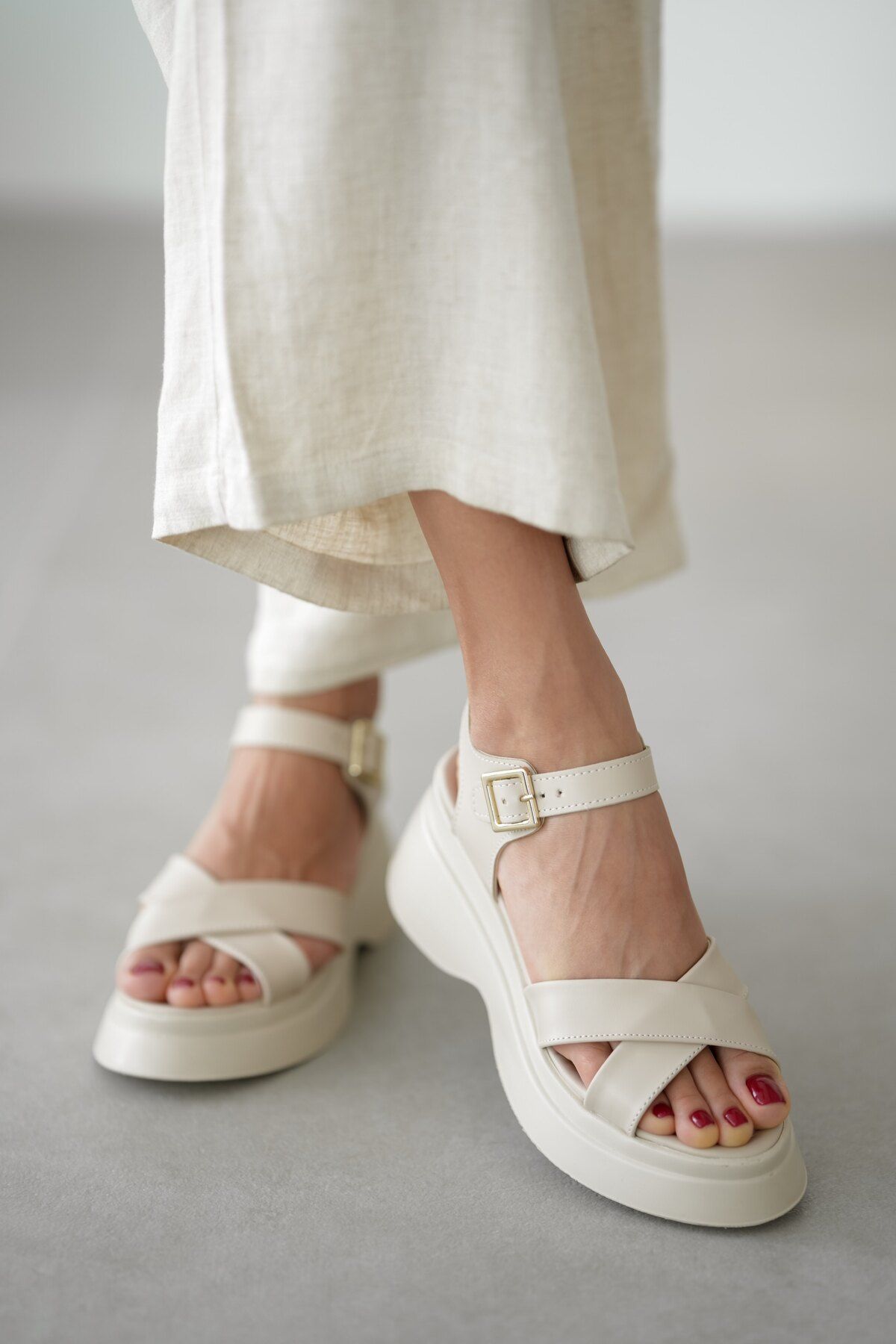 selinshoes Dase Ön Çarpraz Şerit Detaylı Kadın Sandalet- EKRU